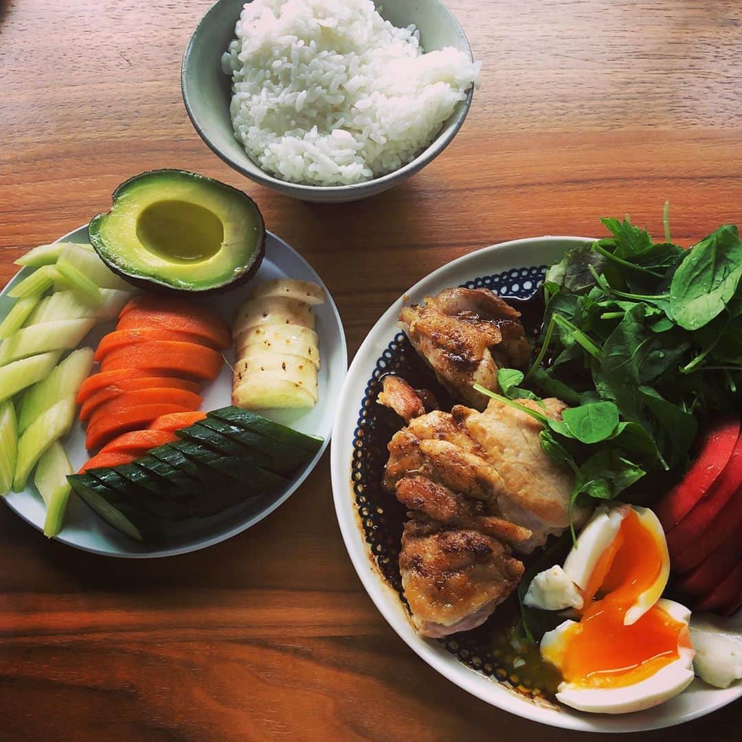 津久井智子さんのインスタグラム写真 - (津久井智子Instagram)「ぬか漬けにハマって すっかり体が毎食発酵食を欲するようになってしまった〜 お米とサラダ以外、 これぜんぶぬか漬け🤤  鶏肉は塩麹で漬けたみたいに やわらかくなる！」9月16日 12時50分 - tomokotsukui