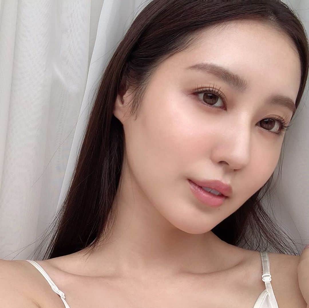 八尋莉那のインスタグラム：「ナッッッッチュラルメイクで広告撮影📸 睫毛はBeaustageの美容液のお陰でぐんぐん成長してくれたからこのメイクはカールのみでマスカラも無し😘  Hair&Make @chankana_make」