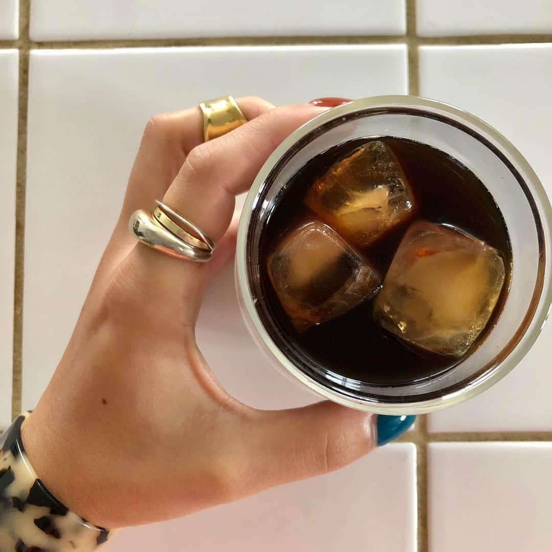 ◆miki◆のインスタグラム：「* * ☕☕☕ * 味が大好きで 何度も挑戦してみるものの やっぱ具合い悪くなるし 何なのよ、っもう！ 何のアレルギーなん カフェインか？それとも豆か！？ ほんとアレルギー体質腹立つわー 思ってたんやけど ノンカフェいける事に気付いてからは 毎日浴びるように飲んでますぅ☺️ * しかも 近所にイケてるコーヒーのお豆屋さんがあって 入り浸ってますぅ☺️ 美味しいノンカフェのお豆情報 お待ちしておりますぅ👨🏻‍🦲 * #☕ #珈琲 #coffeetime  #coffee #コーヒー中毒 #コーヒーババア #ノンカフェイン  #デカフェ #アイスコーヒー #icecoffee」