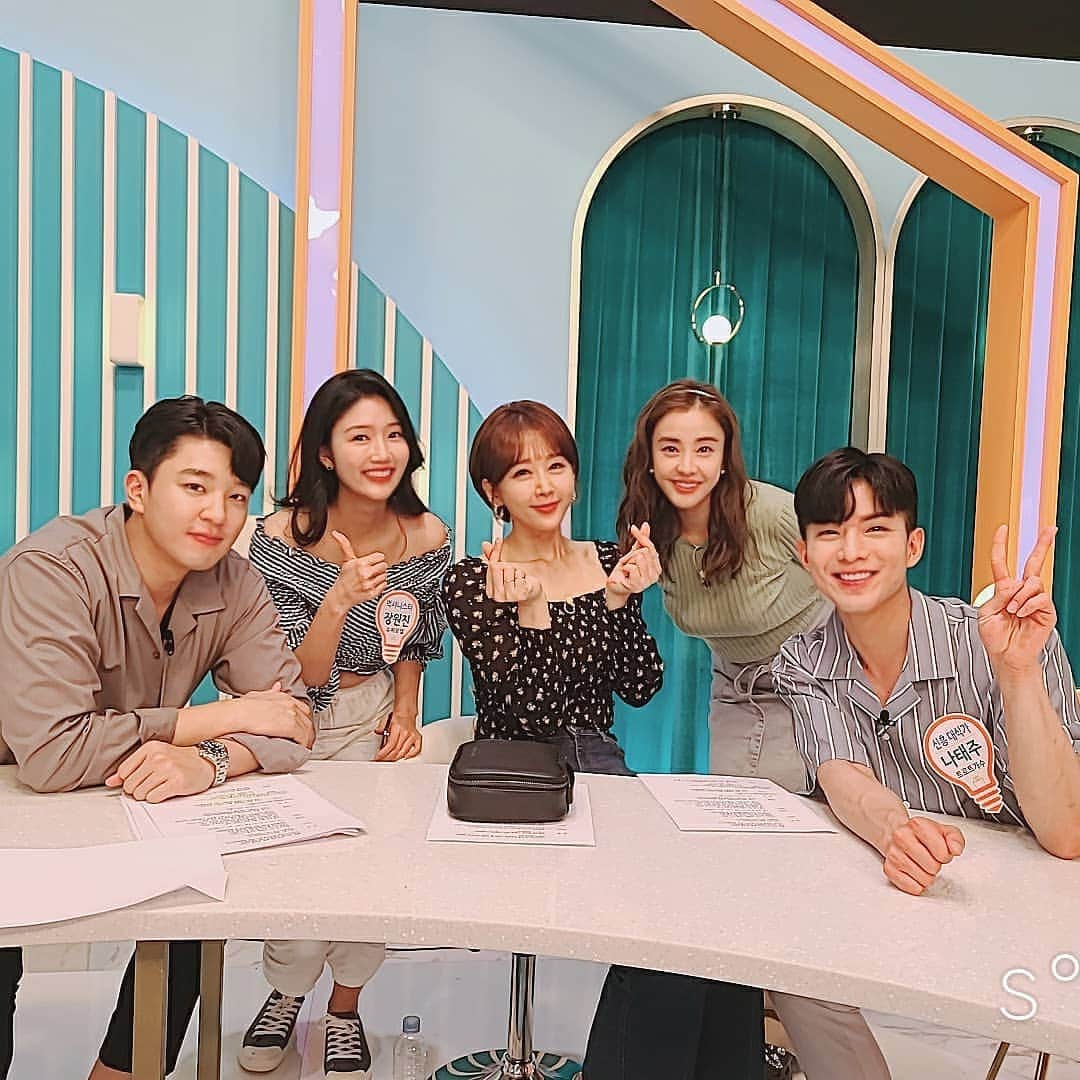ハニョンさんのインスタグラム写真 - (ハニョンInstagram)「#내일#밝히는가#푸드데이 에는 #나태주 님이 찾아주셨어요~~방송중#신곡#인생열차 도#라이브로 들으실수있답니다~!!#태주날개 분들 내일 밝히는가 보러 오셔야겠어요~^^ #인생열차 노래 너무좋아요~~♡#sbsfil #10시50분방송」9月16日 13時15分 - han_young123