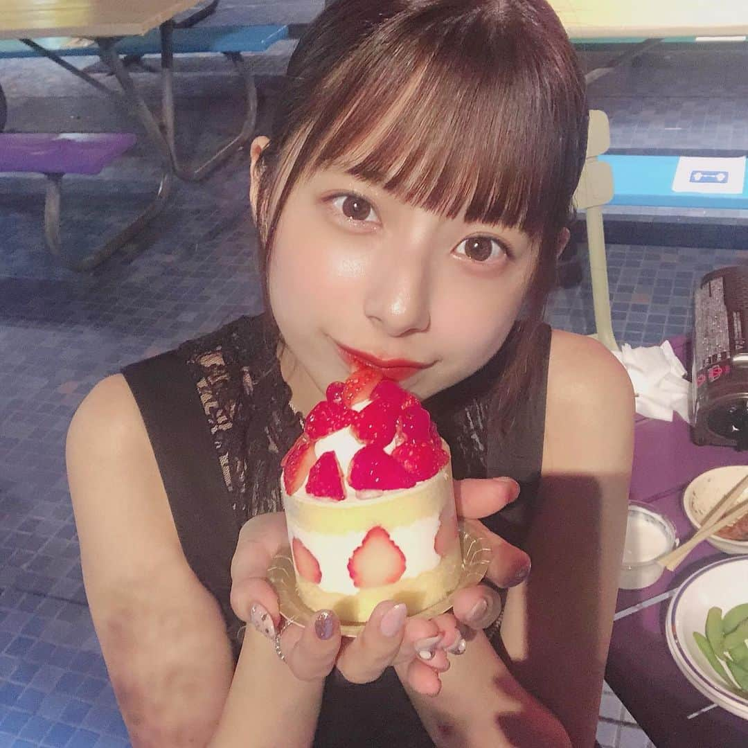 さきのインスタグラム：「今年も無事に誕生日をむかえて24歳になりました(∪・ω・)ありがとうございます♡6日にあるはずの生誕祭が延期になったりで正直みんなに会いたかったな〜って思ったし申し訳ないなぁって思ったけどこのご時世しょうがなかったよね(；＿；)！安全第一！誰も悪くないよ！プレゼントだけでもってスタッフさんにプレゼント渡してくれた方もいて本当にありがとう！1つ1つ喜びながらあけました♡本当にみんなからの愛が嬉しくてさきにはみんながいるなぁ〜って改めて実感しました、心強いなぁ(◜ᴗ◝ )家族も友達もメンバーもたくさんお祝いしてくれて、連絡くれたり電話くれたりご飯連れて行ってくれたり本当に何回迎えても誕生日って幸せだな〜(；＿；)！24歳になって正直ちゃんと大人にならなきゃなと思ってるし自分が成長する年にしたいかなぁ〜と思いつつ来年も同じこと言ってそうだなぁやだなぁ(；＿；)生誕祭は10月4日に延期になったからみんなお祝いしにきてほしいな♡よろしくねっ」