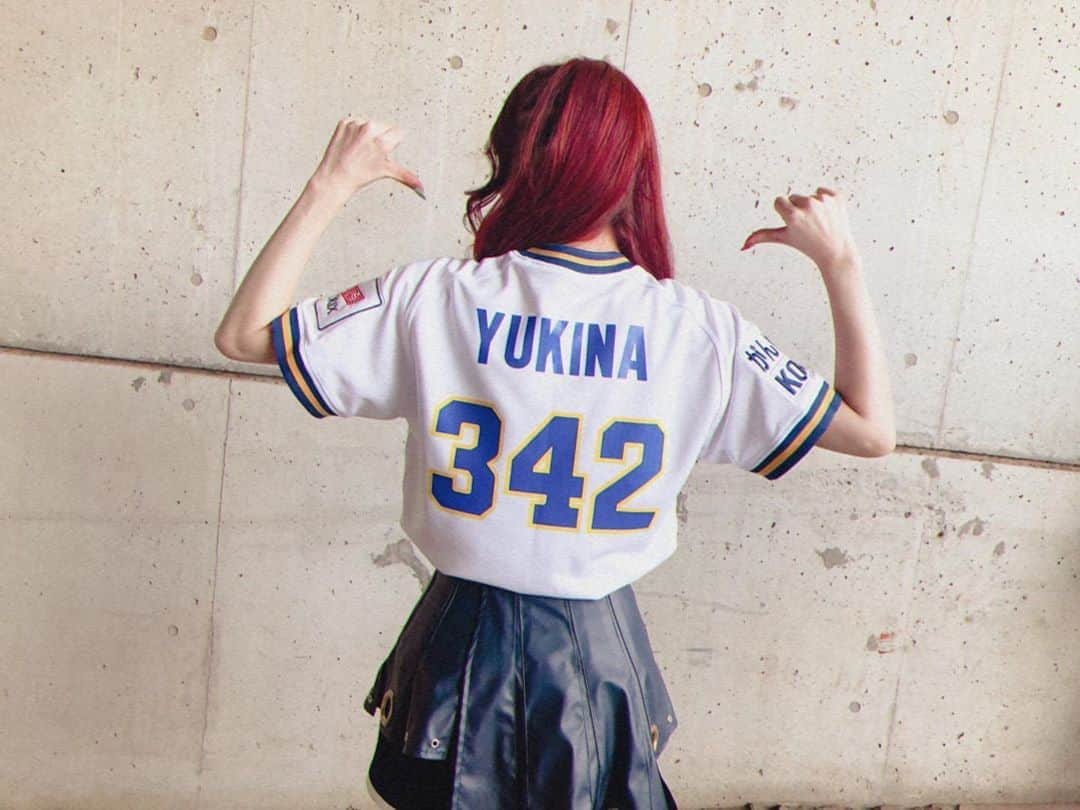 YUKINAのインスタグラム：「💙💛💙💛💙﻿ ﻿ ﻿ #ほっともっとフィールド神戸 #神戸﻿ #BlueWave #復刻 #復刻イベント #1995﻿ ﻿ ﻿ 皆さん,こんにちは👻🍓﻿ ﻿ 昨日9月15日(火)〜17日(木)の３日間は﻿ 『 THANKS KOBE 〜がんばろうKOBE 25th〜 supported by 岡畑農園 』開催💙💛💙🔱💙﻿ ﻿ この３日間は監督,コーチ,選手の皆さんが﻿ 1995年当時のオリックス・ブルーウェーブの﻿ 復刻ユニフォームを着用して戦います⚾️🔥﻿ ﻿ ﻿ そして私たちBsGirlsも💎+°﻿ ﻿ 復刻ユニフォーム💙﻿ 背番号と名前もしっかり入ってます🤤💛﻿ ﻿ この復刻ユニフォームに﻿ 袖を通せるのがすごく嬉しい😍光栄です💕﻿ ﻿ 皆さんも是非✨一緒に同じユニフォームを着て﻿ 球場をチームを盛り上げましょう🙌🏻💛🙌🏻💙🙌🏻﻿ ﻿ ﻿ 昨日は,カード初戦勝利✨﻿ ホーム６連戦,最幸のスタートでした👏🏻👏🏻👏🏻﻿ ﻿ 昨日の大下誠一郎選手のヒーローインタビュー﻿ ほんとにほんとに感動しました🥺✨﻿ ﻿ これからも #期待しかない ですね🤘🏻🔥﻿ ﻿ ﻿ 今シーズンは,この３日間しか試合がない﻿ ほっともっとフィールド神戸🏟🎆﻿ ﻿ 今日,明日も勝って﻿ 最幸のかたちで復刻イベントを飾りたいですね💙﻿ ﻿ 今日もBuffaloesの活躍に期待です🤩﻿ ﻿ ーーーーーーーーーーーーーーーーーー﻿ 本日⚾️18:00〜PLAYBALL⚾️﻿ VS 東北楽天ゴールデンイーグルス﻿ ﻿ 絶対勝つでぇ💪🏻🔥﻿ ーーーーーーーーーーーーーーーーーー﻿ ﻿ 勝ちリトル・ネプチューンするよん🤸🏼💫﻿ ﻿ ﻿ ﻿ ﻿ ほな！また後ほどね🦄🍭💖﻿ ﻿ ﻿ ﻿ ﻿ ﻿ ﻿ ﻿ ﻿ #オリックス #Bs2020 #BsGirls #プロ野球﻿ #baseball #ORIX #buffaloes #野球女子﻿ #公式 #official #followme #オリ姫﻿ #342 #YUKINA #yukina_342 #camera﻿ #巻き髪 #アクロバット #アクロバット女子﻿ #95s #赤髪 #派手髪 #みんな同じ空の下」