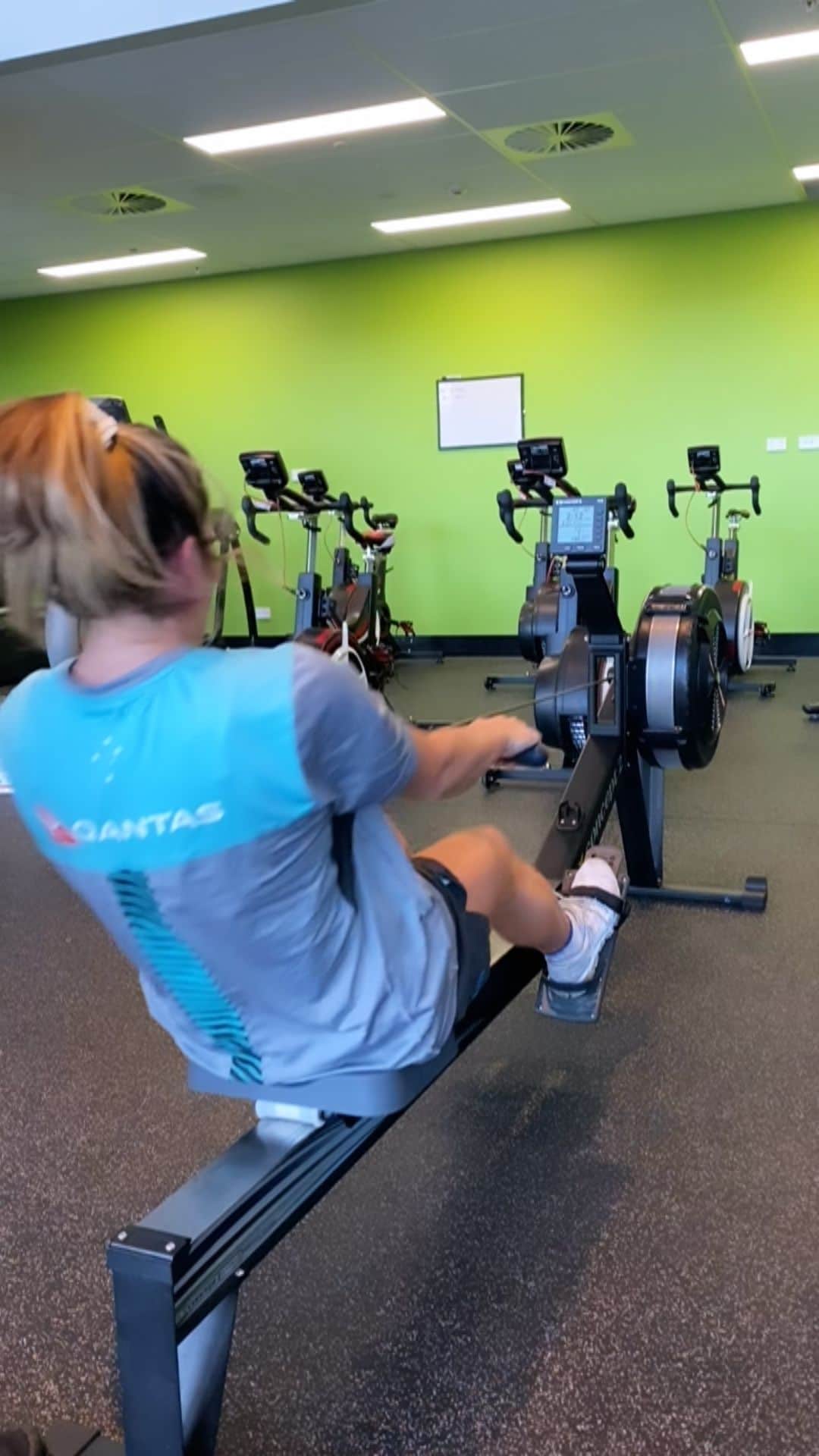 シャルロッテ・キャスリックのインスタグラム：「Quick contact conditioning finisher 😅  50 sec row 30 sec contact conditioning 30 sec recovery  And repeat 5 times. @humanperformancetc 📸 @cassiestaples_」