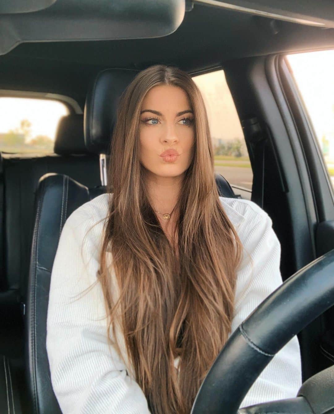 Paige Reillyのインスタグラム：「Well two years have passed since my last hair cut & it was time for a trim 😂😁 thank you @caitlinamigo for making my hair look healthy & fresh again. I forever trust you with my hair 💇🏻‍♀️⁣ ⁣ On another note - HI THANK YOU for the love on the @92nailsx launch. It’s been so cool packing these orders and seeing what sets are your favorites. I can’t wait to see people rocking my nails 🥺 it’s been a long & stressful process, but it’s finally here!⁣ ⁣ I apologize in advance if I’m a lil MIA on here, I’m trying to focus as much time into 92 as possible while I get it up & running!⁣ ⁣ 🖤」