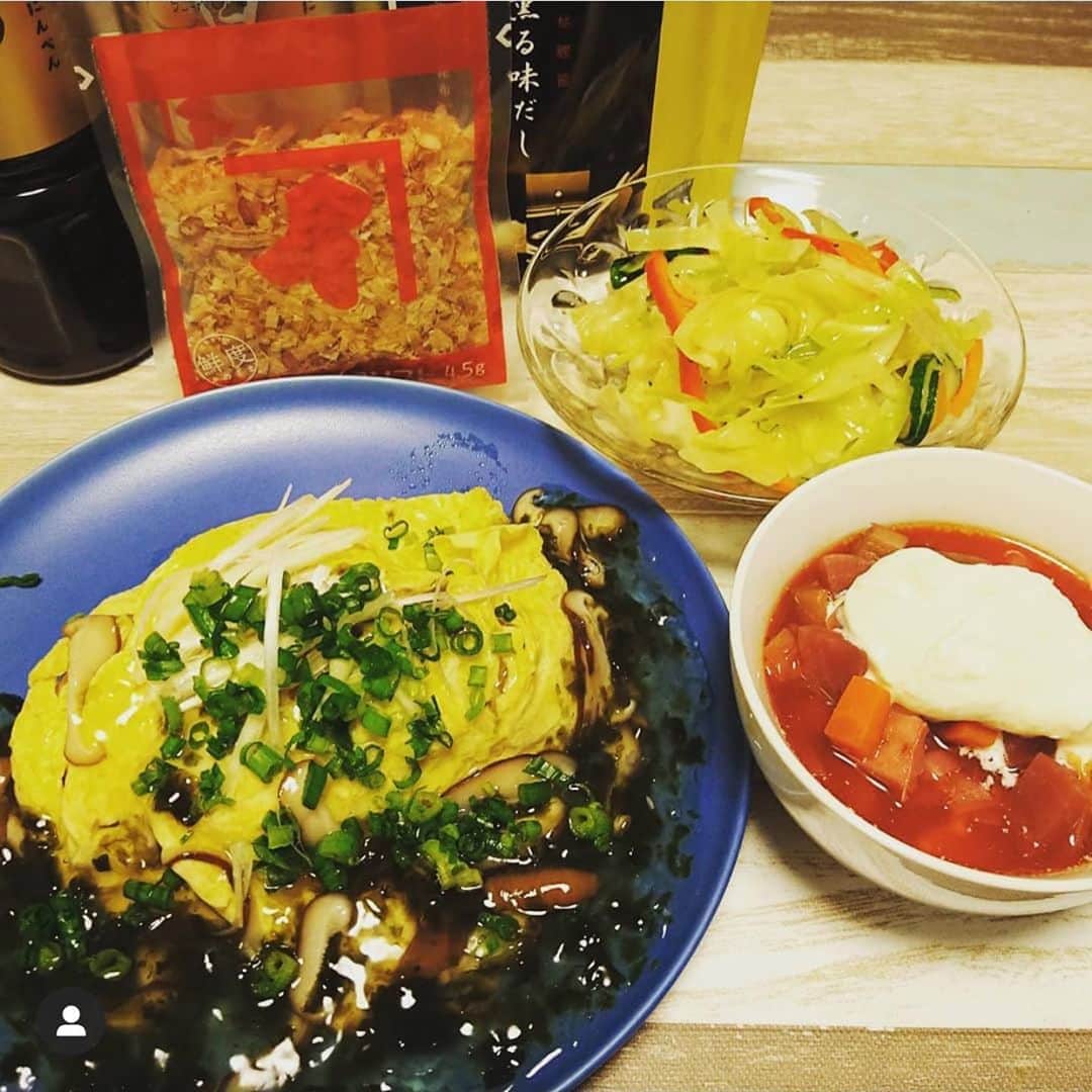 のインスタグラム：「こんにちは🌞﻿ 本日はたいめいけんのオンライン料理教室にご参加いただいた @mogu_mogu_gokun さんの投稿をご紹介します🤗💕﻿ 茂出木シェフ考案の三品を早速作ってくださいました😍✨✨﻿ ご参加ありがとうございました🐟💓﻿ ﻿ .﻿ .﻿ .﻿ ﻿ オンライン料理教室に参加しました﻿ ﻿ zoomも2回目で、不慣れ過ぎて、、、。﻿ ﻿ 早く慣れたい😂﻿ ﻿ たいめいけんの、茂出木シェフ。﻿ お元気そうでよかった！﻿ ﻿ 昨年は参加できなかったので、参加させてもらえて感激でした❕❕﻿ ﻿ オムライスとボルシチとコールスローサラダの3品。﻿ ﻿ コツも教えて頂いて、さっそく夕飯に作りました✨﻿ ﻿ うちのフライパンは重いので、オムライスをフライパン内では包めず、お皿にご飯よそって上にたまごをのせました😂﻿ フライパン当たって欲しかったな〜😳﻿ ﻿ 白だしときのことあおさの和風ソースオムライスに旦那さん感激していて、『美味しいな』とかみしめてました（笑）﻿ ﻿ ボルシチは、缶詰のビーツを使うのだけど、オンライン終わったあと、近くのカルディまで買いに行ってきました。サワークリームも簡単に手作りできちゃってびっくり！﻿ ﻿ コールスローサラダは、たくさん野菜が使われていて色合いもよく、重しをのせておいておくことでしっかり味もついていました。﻿ ﻿ どれも美味しくて大満足でした♥﻿ ﻿ #にんべん　#にんべん講座　#オンライン料理教室 　﻿ #たいめいけん 　#だしのある生活　#にんべんだしアンバサダー﻿」