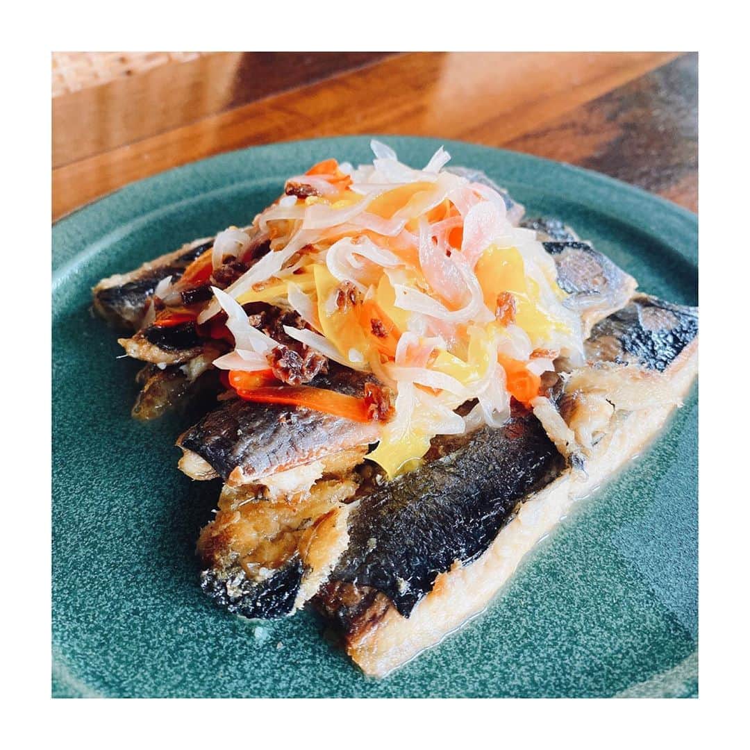 鈴木紗理奈さんのインスタグラム写真 - (鈴木紗理奈Instagram)「@oisix  のエスカベッシュ。 エスカベッシュってなんやねん？ はい、揚げたり茹でたりした魚のマリネです。ドヤってるけど わたしもさっき知った。笑  ニシンをカリッと焼いて いただきます🙏  #munehiroキッチン #紗理奈流dining」9月16日 13時39分 - munehirovoice
