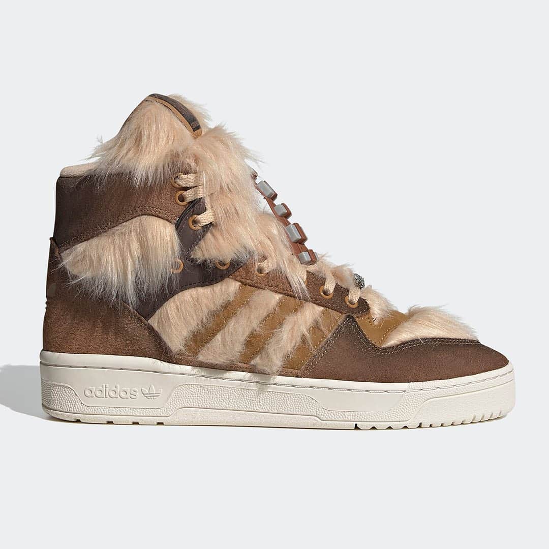 HYPEBEASTさんのインスタグラム写真 - (HYPEBEASTInstagram)「@hypebeastkicks: @starwars and @adidasoriginals are back with a new Rivalry Hi “Chewbacca.” Made from leather, suede, and a faux fur fabric that looks as if your feet have turned into Chewbacca’s, the shoe uses a color palette consisting of “Raw Desert,” “Mesa,” and “Chalk White,” to further channel the Wookie realness, while a strap on the tongue, “STAR” and “WARS” lace locks, and Chewbacca’s face and name on the tonal tongue tag round out the design. Look for it to release on @adidas’ website on October 21 for approximately $155 USD.⁠⠀ Photo: adidas」9月16日 13時32分 - hypebeast