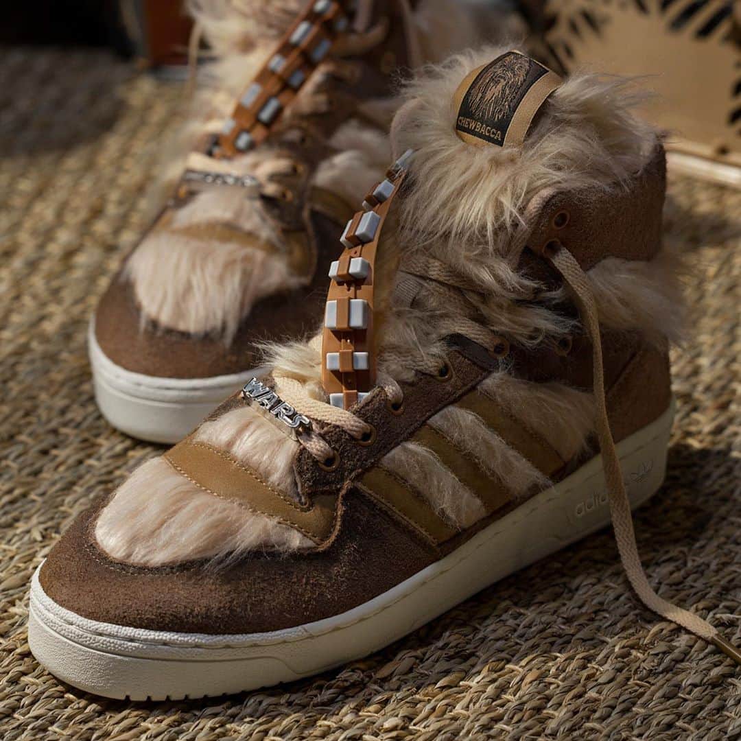 のインスタグラム：「@hypebeastkicks: @starwars and @adidasoriginals are back with a new Rivalry Hi “Chewbacca.” Made from leather, suede, and a faux fur fabric that looks as if your feet have turned into Chewbacca’s, the shoe uses a color palette consisting of “Raw Desert,” “Mesa,” and “Chalk White,” to further channel the Wookie realness, while a strap on the tongue, “STAR” and “WARS” lace locks, and Chewbacca’s face and name on the tonal tongue tag round out the design. Look for it to release on @adidas’ website on October 21 for approximately $155 USD.⁠⠀ Photo: adidas」