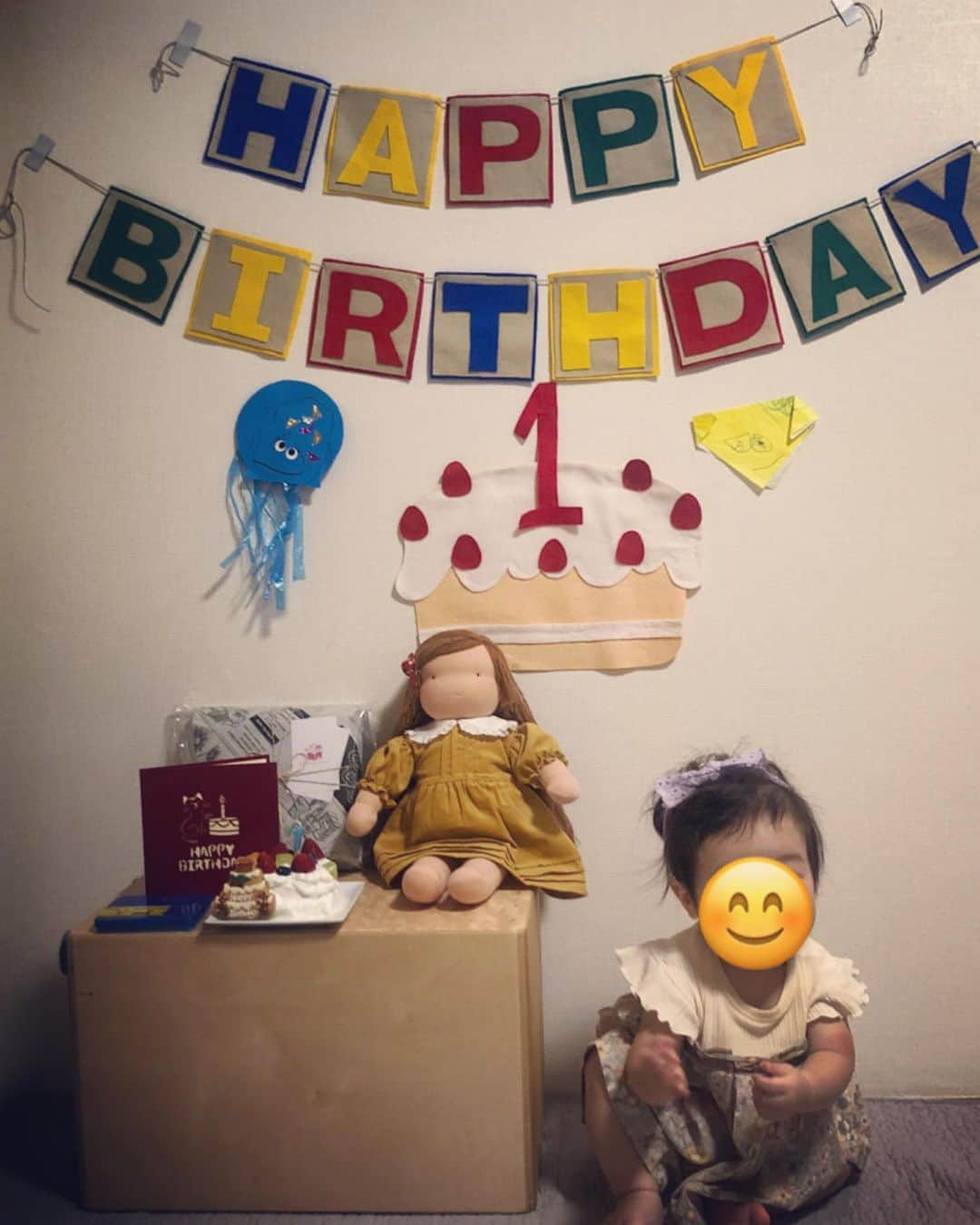 やおたくやさんのインスタグラム写真 - (やおたくやInstagram)「娘が1歳になりました。幸せな道を歩めますように。  女の子なのか2人目だからなのか一升餅もしっかり背負って歩いてました。それにしても人形作ったり文字作ったり、妻はすごいわ。 #一歳#娘#一升餅」9月16日 13時43分 - yaotakuya