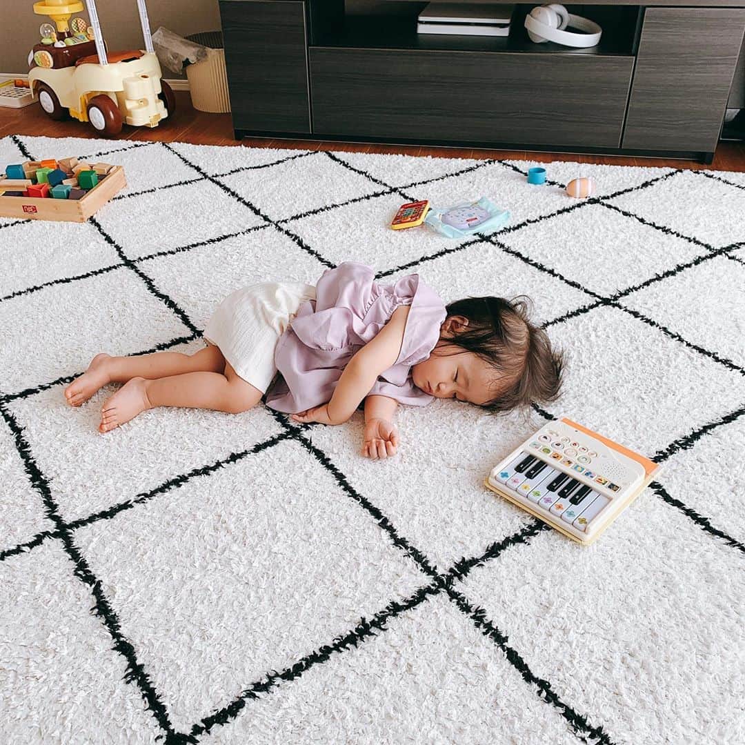 しほの涼のインスタグラム：「12個離れた弟が1歳の頃。 夜泣きも酷かったけど、それよりも手は肉まんみたいにムチムチで、まだお話も出来なくてヨチヨチ歩いて、抱っこーって手を伸ばしてきた光景があまりにも可愛くて。  大きくなった今、タイムマシーンであの頃の弟を抱っこしたら可愛くて泣いてしまうだろうなぁと思うんだけど、  今。娘は1歳2ヶ月でそう遠くない未来に 同じ事を思う気がして、毎日全力で小さな娘を目に焼き付けてる。  毎日毎日、ただただ可愛い。 全てが可愛くて愛おしい娘。 健やかに育ってね😌😌  #1歳 #子供を持つと親の気持ちがわかる #1歳2ヶ月 #1歳二ヵ月 #女の子赤ちゃん #子育てグラム #子育てママ」