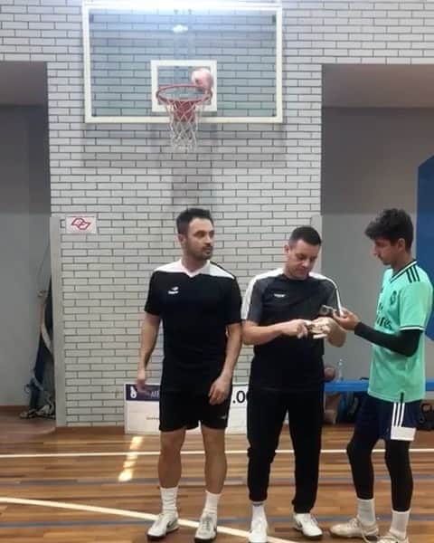 アレッサンドロ・ローザ・ヴィエイラのインスタグラム：「VIDEO- Agora uma “montagem” com a bola de futsal 😂  Obrigado pela ajuda @arthurluizbalan @goleiroflamarion21 e o cara da edição 😂」