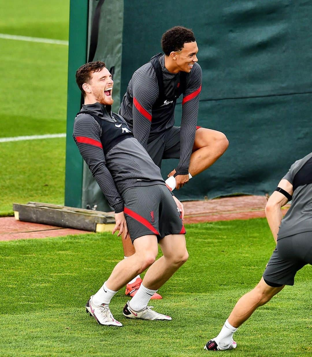 リヴァプールFCさんのインスタグラム写真 - (リヴァプールFCInstagram)「Ooo full-back friends 😄👍 #LFC #LiverpoolFC #Liverpool」9月16日 23時15分 - liverpoolfc