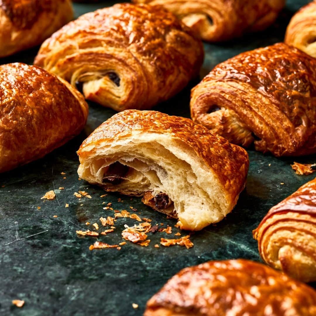 Food & Wineさんのインスタグラム写真 - (Food & WineInstagram)「Pain au chocolat, sometimes referred to as a chocolate croissant, means chocolate bread—so when you make them at home, you want to ensure that there’s chocolate in every bite. 🍫 Tap the link in our bio for @paigegrandjean's recipe, and our essential guide to laminated pastry. 📷: @protazio」9月16日 23時11分 - foodandwine