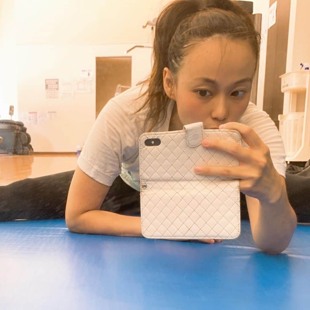 のインスタグラム：「ジム活再開！ 朝5時スタート。  ウォーミングアップのランニングは半年以上ブランク有るので最初は7.0ペースで10分くらい、 トータル2キロくらいしか走れなかったけど、 現在8.5ペースで20分最低3キロまで回復。 5キロは最低走りたい。  本当はクロスウォーカーがしたい。あと、バリバリ筋トレしたいのに、時間がいつもない。  でも、私の唯一のストレス発散、趣味なのでやります！  #ジム活　#ジム活女子 #ジム活記録 #ジム活再開 #筋トレ　#ダイエット　#産後ダイエット #ママダイエット #ママトレ　#筋トレ女子 #筋トレママ #筋トレダイエット #筋トレ好きな人と繋がりたい #ランニング女子 #ランニング好きな人と繋がりたい #クロスウォーカー #クロスウォーカー好き　#お尻の筋肉　#目覚めよ　#大臀筋　#ストレッチ　#スッピン  #マスクで肌荒れ #化粧はげはげ」