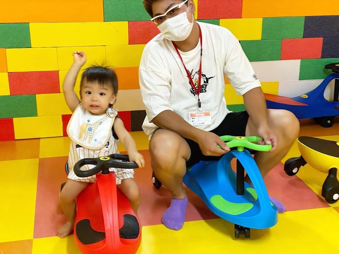 Momoeのインスタグラム：「みんなには内緒だけど パパが1番楽しんでた。  . .  #happy #家事 #育児 #family #家族 #boy #smile #男の子 #息子 #code #love #lucky #kids #子供 #thankyou #宝物 #ベビー #fashion #follow #心 #縁 #パパ #ママ #家族写真 #男の子ママ #赤ちゃん写真 #photo #子育て #1歳 #flower」