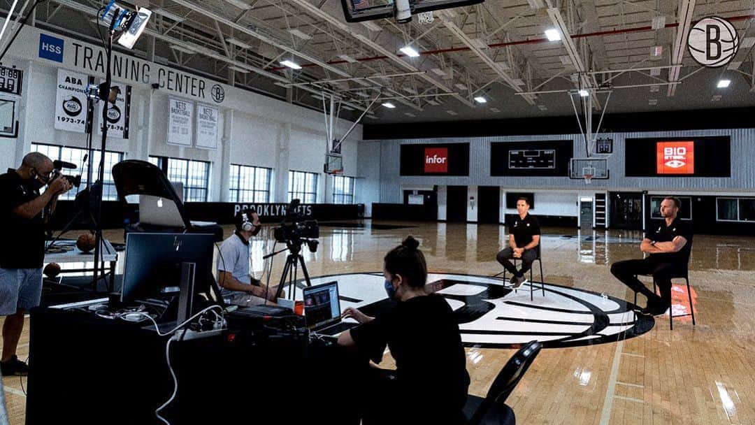 Brooklyn Netsさんのインスタグラム写真 - (Brooklyn NetsInstagram)「What goes into producing a remote press conference?  Take a glimpse behind the camera from last week's introduction of Coach Nash 🎥」9月16日 23時17分 - brooklynnets