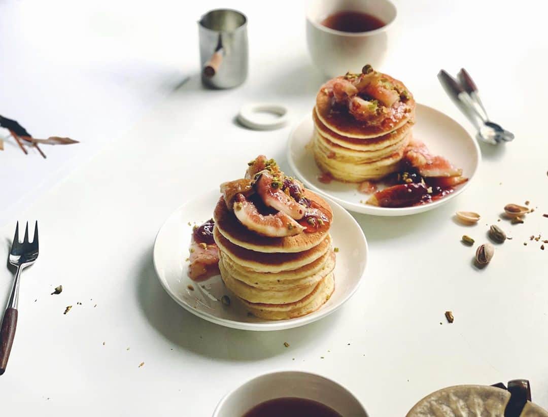 のインスタグラム：「Pancake with fig🍴 #breakfast #foodpic  ひとりごと今夜も聞いてもらえますか。 . アントワープ の、とある古びたギャラリーの入り口「あなたは何でできている？」と尋ねられた日のこと。 . この問いに答えないと次の部屋には進めないようなので、私は「読んだ本でできている」と答えたら、案内人が右側のドアに進むよう促した。 進む通路はどんどん二手に分かれていて、この建物の構造がそもそもどんな仕組みになっているのか気になって気になって、このあと受ける質問に100%純粋に答えられるか自信が無くなってしまった。 脳内で分泌されているものが日常の選択を左右してるなら、やっぱり環境から影響を受けていてコレが要するにストレスなんじゃない？ストレスは伸び代を考慮して適度がいいな、それ以上だと精神的にダメだ私、ややこしいことを考えても仕方がないと言い聞かせよう、もうそれしかない、三宅裕之さんも"脳をだますとすべてがうまく回り出す"と書いていたし。 . 私にはとうてい真似できない大きなパーツが放つキラキラ笑顔の案内人が、長い手を今度は左側のドアへ進むよう差し伸べた。 . その後に受けた4つの質問はこちら。 . ○あなたの時間はあなただけのもの? ○あなたはあなた以外の誰を幸せにしてる？ ○地球の悩みとあなたの悩みは同じですか ○あなたの人生は残り何年ですか。 . 背の高い優しそうな老紳士が「こちらが最後のドアです」と言った。最初に受けた質問からちょうど5つ目のドア。私の脳内分泌物質とは関係なく、なんとなく進む足がゆっくりになっている。普通に開けたつもりだったけど、秒刻みで見てみると多分スローだったと思う。最後のドアを開けると、机の上に小さな紙が置かれていた。 . そこに小さく書かれていたコトバは、こちら 「あなたの人生はあなたの選択でできている。」 あぁ、そりゃそりゃそりゃそうだ(笑)。 と、今までにない素直な私なのでした。 . おしまい 読んでくれてありがとう😊 おやすみなさい🌙 . #家具買付け日記より📘 #写真は今朝の朝ごはん #いちじくパンケーキ #🥞」