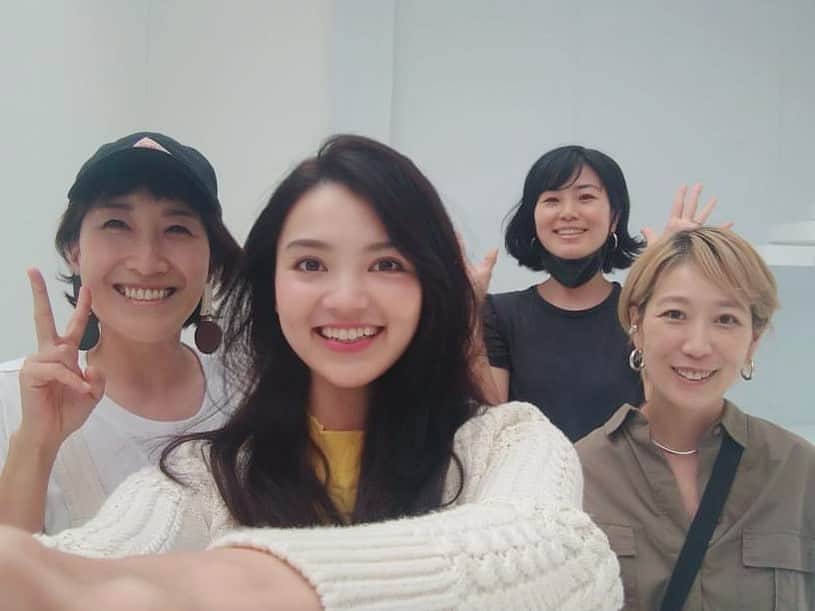 高原愛のインスタグラム：「今日の撮影オフショット📸いつもお世話になってる広告のヘアメイクさん、スタイリストさんと😚いつも温かい現場☺️今日もありがとうございました🥰💓 ※撮影中は皆マスクしてます😷👍  #撮影#オフショット#お疲れ様でした#☺️」