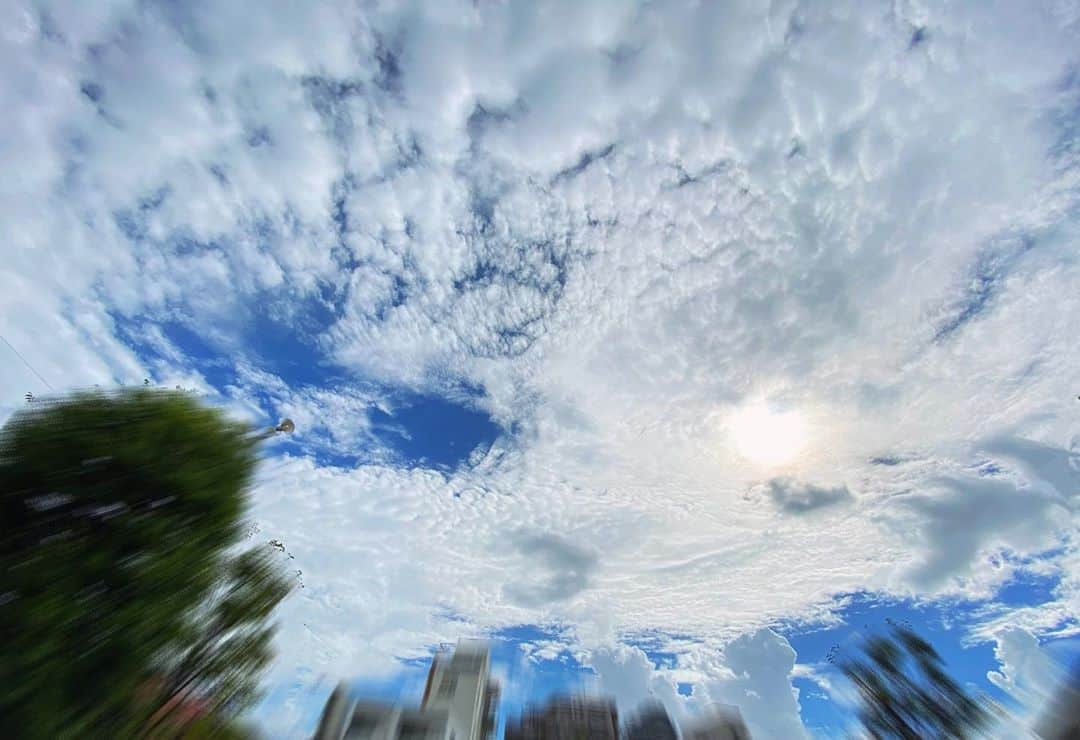 早瀬英里奈さんのインスタグラム写真 - (早瀬英里奈Instagram)「空の写真を今まで以上に撮るようになってから、広角レンズのカメラにして良かったと改めて思う📷✨ ・ 絵画のような素敵な空に出会えることが、日常の楽しみの一つになっています🌈 ・ ・ ・ #素敵な空 #まるで絵画 #広角レンズ  #日常の楽しみ #出会い」9月16日 23時21分 - erina.hayase