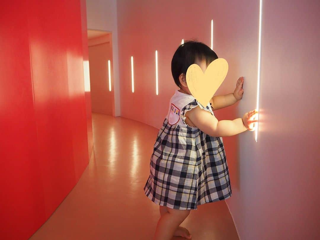 のインスタグラム：「. ピンクの壁の光の通路があったり プロジェクションマッピングがあったり、 子供も夢中になれる素敵な写真スポットが たくさんありました🤗💖 . 最初はなかなか私のそばを離れず 一人で行こうとしなかったけど、 だんだん探究心が出てきて私から離れて 一人でつたい歩きをしてどんどん進む姿は 成長を感じて見てて嬉しくなりました🥺❤️ . #culaful #キュラフル #アトレ竹芝 #子連れランチ #東京子連れスポット #生後11ヶ月 #キッズパーク #ボールプール #親バカ部 #令和元年ベビー #女の子ママ #浜松町 #instagood #friend #love #happy #smile #baby #enjoy #lunch #japan #tokyo #japanese #japanesegirl #me #followme」