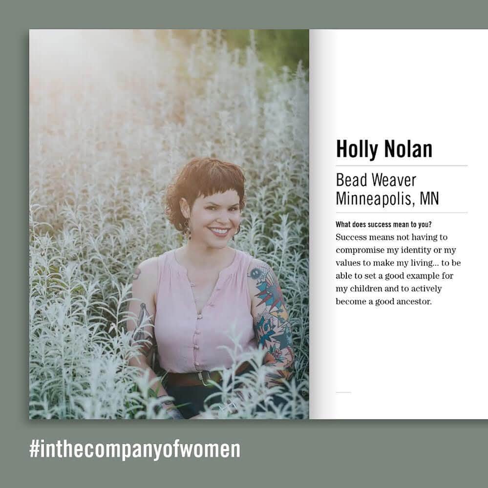 Grace Bonneyのインスタグラム：「Good morning! 🌞 I’m so excited to see all of the new book spreads people are making on the new website we launched (link in bio) to celebrate the brand new paperback edition of #inthecompanyofwomen I loved Holly from @lillienellbeadworks ‘ entry so much I wanted to start the day with it. You can print out your pages, pin them to inspiration boards, share them online or just keep them on your phone or computer when you want to remember the wisdom and lessons *your* life has brought to the community. I’ll keep posting people’s pages here, but in the meantime- stay tuned for a live chat with @ohjoy tonight at 6pm EST! #makers #beadersofinstagram #nativeart #womeninbusiness」