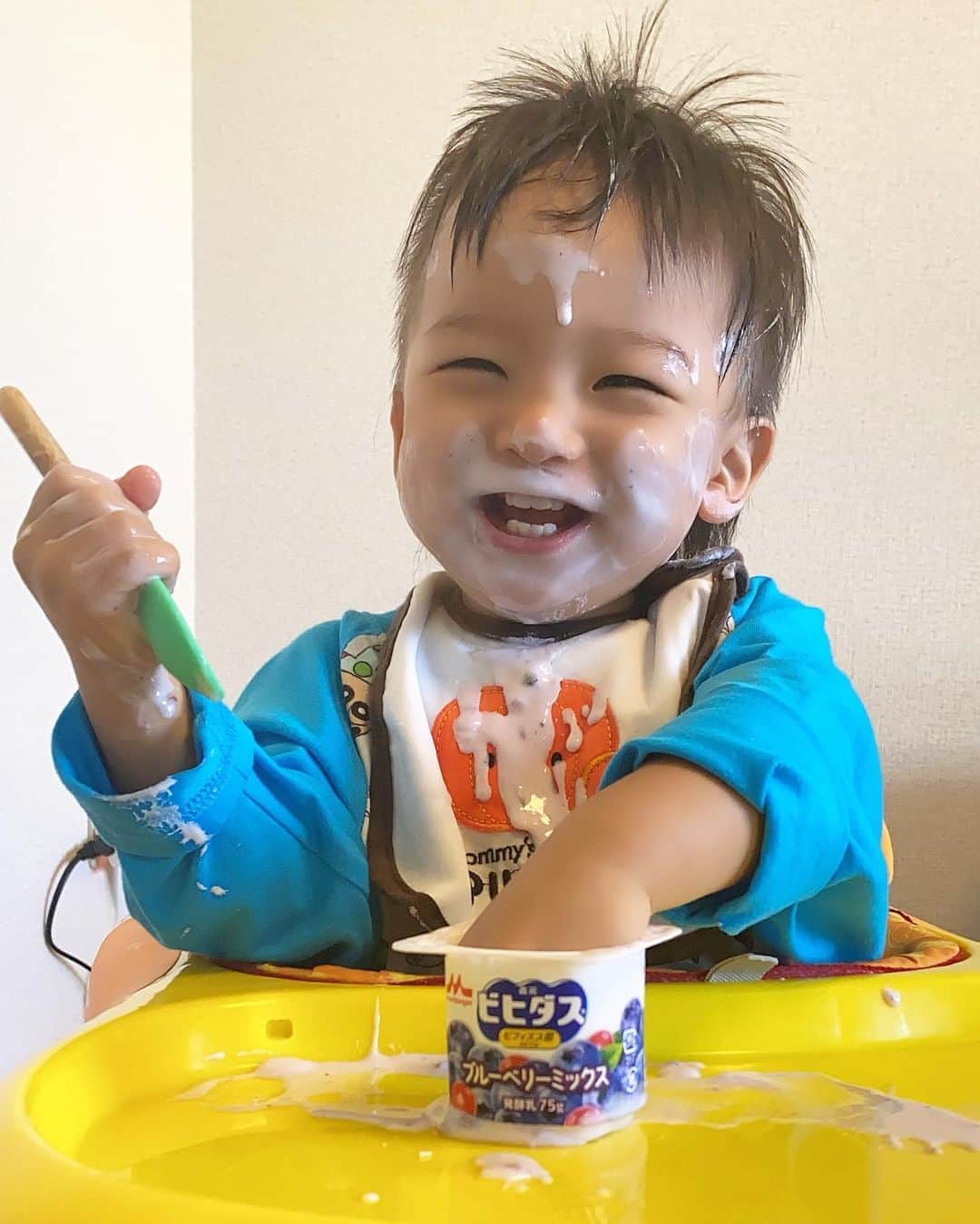 Momoeのインスタグラム：「わぁ❤️❤️❤️❤️❤️❤️  . .  #happy #家事 #育児 #family #家族 #boy #smile #男の子 #息子 #code #love #lucky #kids #子供 #thankyou #宝物 #ベビー #fashion #follow #心 #縁 #パパ #ママ #家族写真 #男の子ママ #赤ちゃん写真 #photo #子育て #1歳 #flower」