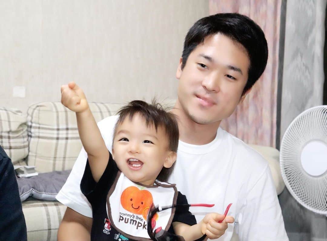 Momoeのインスタグラム：「一叶を置いてきたパパ。笑  . .  #happy #家事 #育児 #family #家族 #boy #smile #男の子 #息子 #code #love #lucky #kids #子供 #thankyou #宝物 #ベビー #fashion #follow #心 #縁 #パパ #ママ #家族写真 #男の子ママ #赤ちゃん写真 #photo #子育て #1歳 #flower」