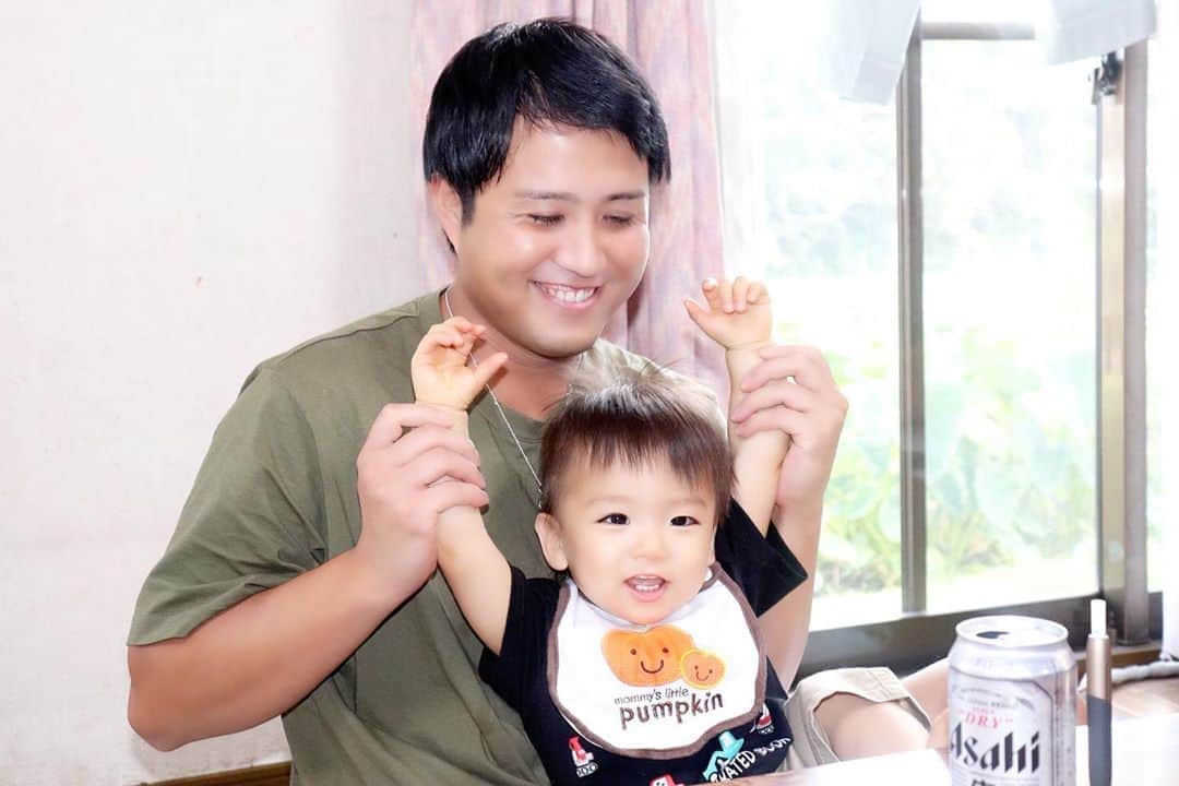 Momoeのインスタグラム：「恒例化しつつあるただ丸家飲み🍻 ただ丸パパ、ママ、弟くんも参加❤️❤️  . .  #happy #家事 #育児 #family #家族 #boy #smile #男の子 #息子 #code #love #lucky #kids #子供 #thankyou #宝物 #ベビー #fashion #follow #心 #縁 #パパ #ママ #家族写真 #男の子ママ #赤ちゃん写真 #photo #子育て #1歳 #flower」