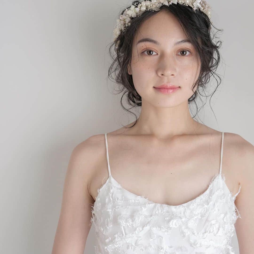 RabichePowのインスタグラム：「. . 遠く離れた場所でも 一生に一度のことだから ちひろさんにお願いしたい♡  って言ってもらえる事が嬉しくて 日本全国どこでも、ハワイでも普通に行ってたのが 少し懐かしく感じてしまってます。 . . 今わたしが考えないといけない事は LUANA WEDDINGでご予約頂いてたのに ハワイ挙式が出来なくなった方々や 挙式を延期されたり、別の方法を検討されているみなさんと一緒に、 これからどうして行くか。 . 一緒になにが出来るかを考えること❤️ . だってさ、もちろん場所って大切だと思うけど 誰と何をするかを優先してくださるなら わたしに出来る事はたくさんあるからね♡ . ずっと先が見えないと諦めるのは 時間の無駄かなって。。。 頼ってもらえるなら期待に応えないとね❣️ . 頑張って早く準備する💙 . その答えをたくさん見つけないと🤣 . . 今日も花嫁様の打ち合わせでした♡ 9月末から結婚式も増えてきて 出張ヘアメイクの依頼も増えてきました♡ . ゲストや大切な方々のことを思うと 心配事も多いですが、 それと同じくらい、周りの皆様も お祝いの気持ちでいっぱいだと思います！ . 皆さんの想いを一つに 最善の方法を見つけていきましょう❤️ . ラビッシュポーも柔軟に対応して行きます! . . make @francbear.kan  . #rabichepow#francbear#ラビッシュポー#ブライダル#ヘアメイク#出張ヘアメイク#花嫁ヘア #花冠#ウェディングニュース」