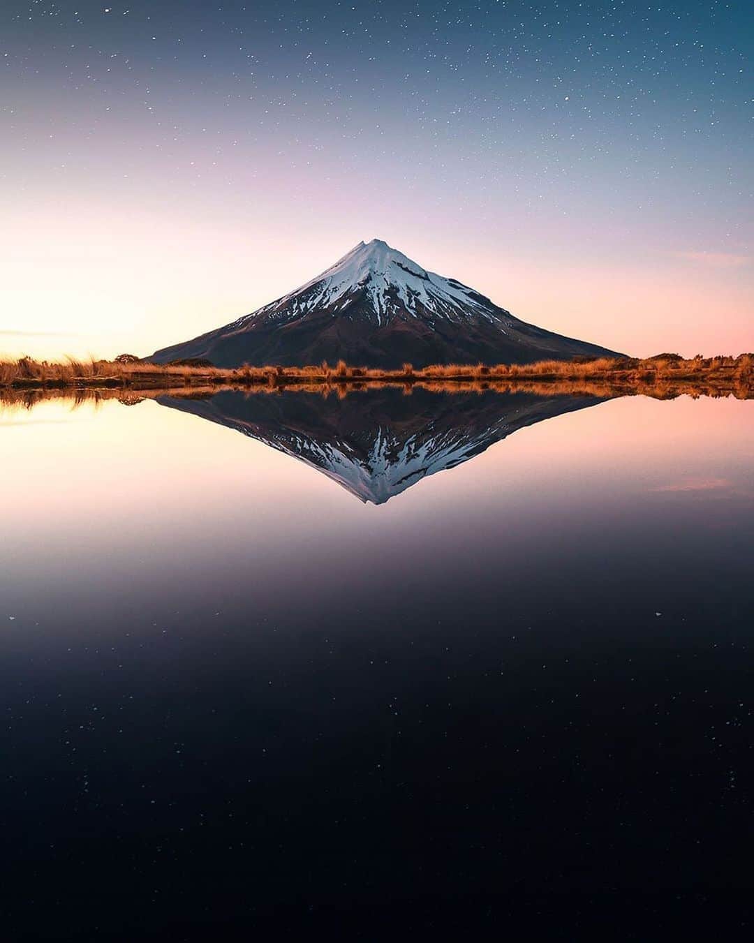 BEAUTIFUL DESTINATIONSさんのインスタグラム写真 - (BEAUTIFUL DESTINATIONSInstagram)「Majestic Mount Taranaki looking even more beautiful under the stars. 🌋✨We DEEPLY miss the outdoors, how about you? What was the last mountain you summited?  📸 @alex_stead 📍 Mount Taranaki, New Zealand」9月16日 23時36分 - beautifuldestinations