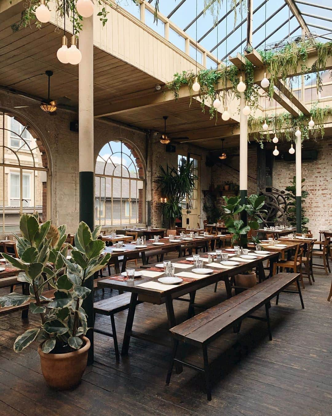 MT DOMAINEさんのインスタグラム写真 - (MT DOMAINEInstagram)「Tag all of the special people you wish you could have a delicious meal with in this beautiful, inviting space. 🍝📸: @richardleemassey @casadofrango_london」9月16日 23時38分 - mydomaine