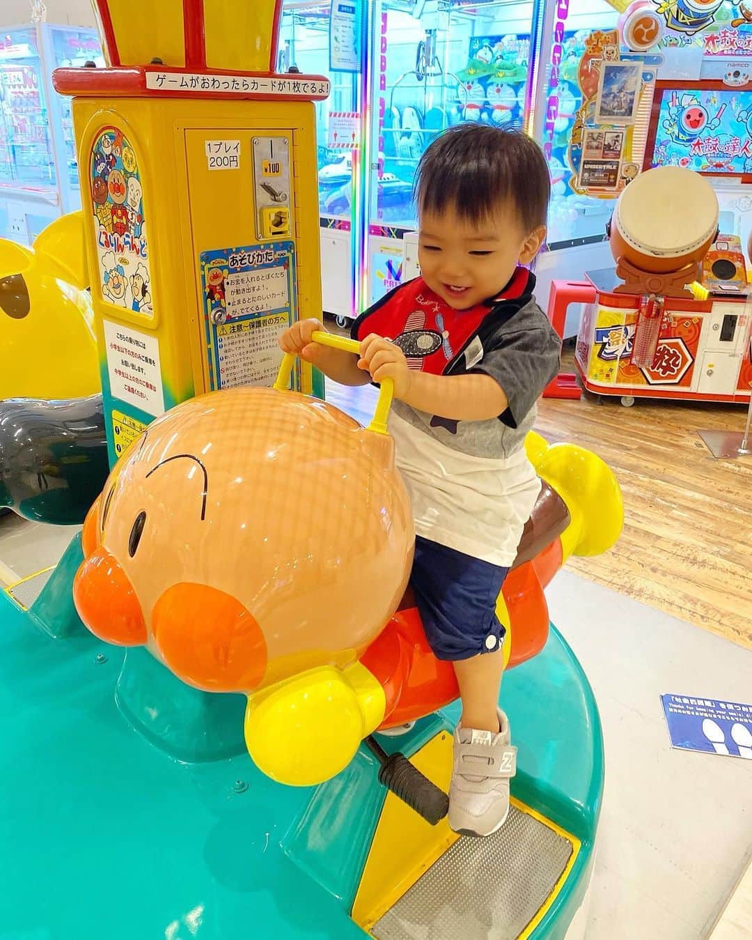 Momoeのインスタグラム：「だってさ見てよ。 . .  #happy #家事 #育児 #family #家族 #boy #smile #男の子 #息子 #code #love #lucky #kids #子供 #thankyou #宝物 #ベビー #fashion #follow #心 #縁 #パパ #ママ #家族写真 #男の子ママ #赤ちゃん」