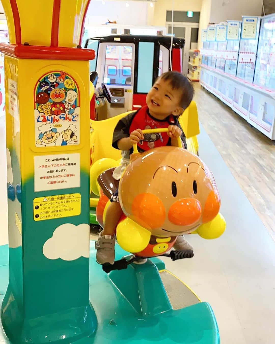 Momoeのインスタグラム：「こんなに嬉しそうな顔すんのよ。 . .  #happy #家事 #育児 #family #家族 #boy #smile #男の子 #息子 #code #love #lucky #kids #子供 #thankyou #宝物 #ベビー #fashion #follow #心 #縁 #パパ #ママ #家族写真 #男の子ママ #赤ちゃん」