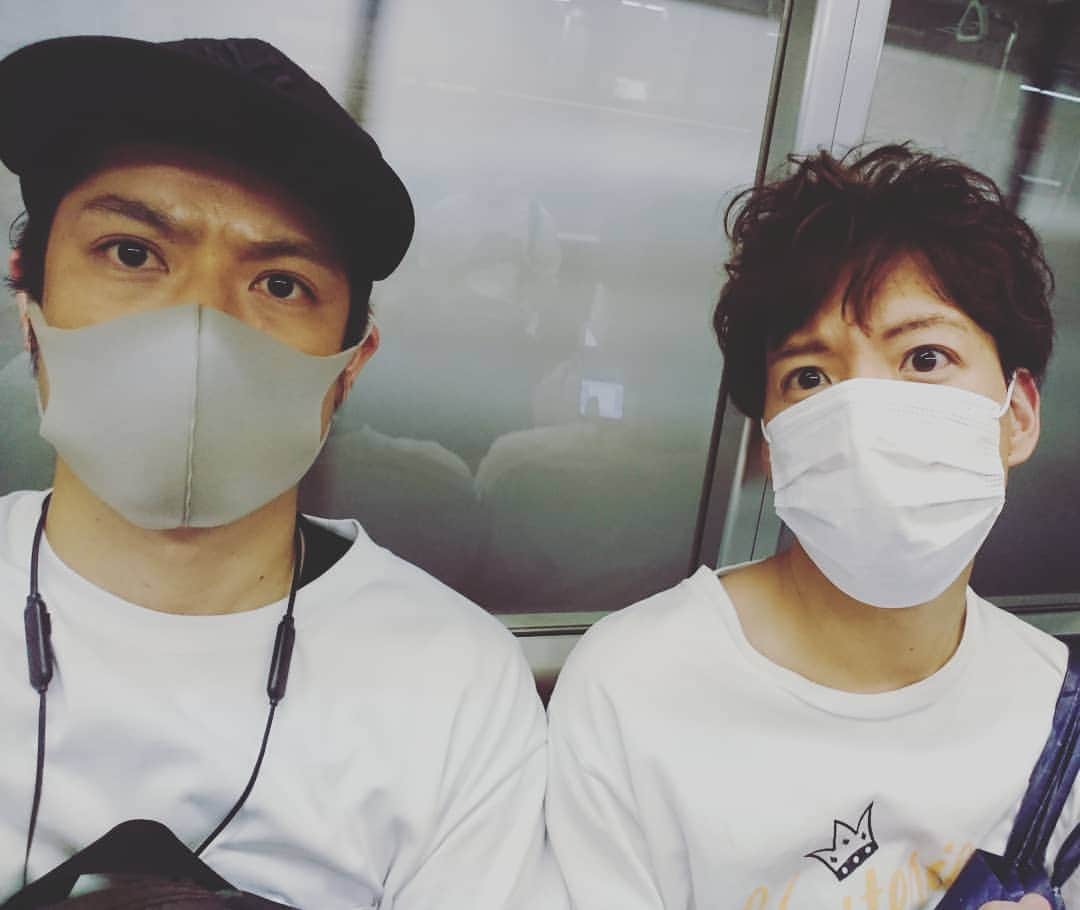 すずけんのインスタグラム：「仲良く帰ります☺️  元木さんが合成みたいになった🤣  #元木敦士  #スズケン #ものまねSMAP」