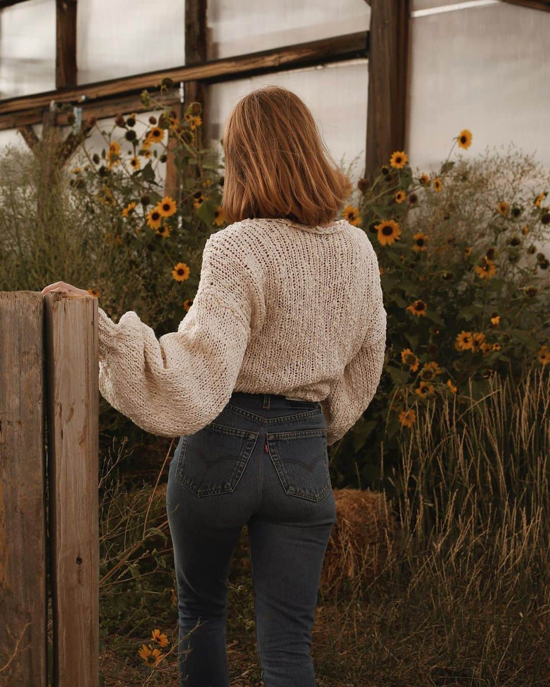 コートニー・ハルヴァーソンさんのインスタグラム写真 - (コートニー・ハルヴァーソンInstagram)「Caught somewhere between the seasons, knits and flowers. 🌻 I wore this @charlottepringels knit like a security blanket on our roadtrip to Utah, and was thankful to have it when a storm rolled in while taking these photos on the side of the road. Also, swipe + zoom in on the @moonstonevintagela boots on the next page; they find the most AMAZING pieces if you’re hunting for designer vintage. // PS: use code Courtney10 for a discount on @charlottepringels. . . . . #sweaterweather #sunflowers #charlottepringels」9月16日 23時44分 - prettylittlefawn