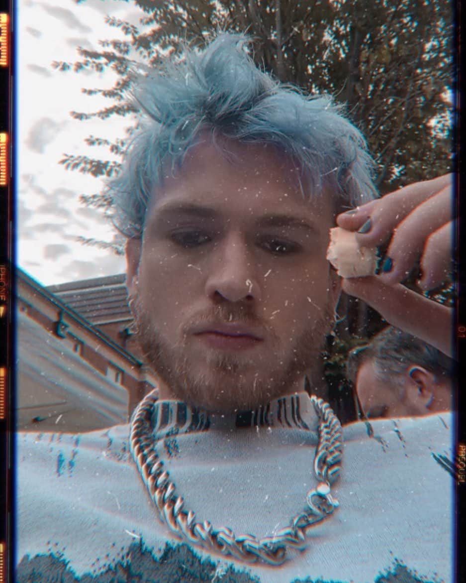 コナー・ボールのインスタグラム：「I don’t care about your opinion but his hair, his nails and his necklace makes Tris even hotter 🥵」