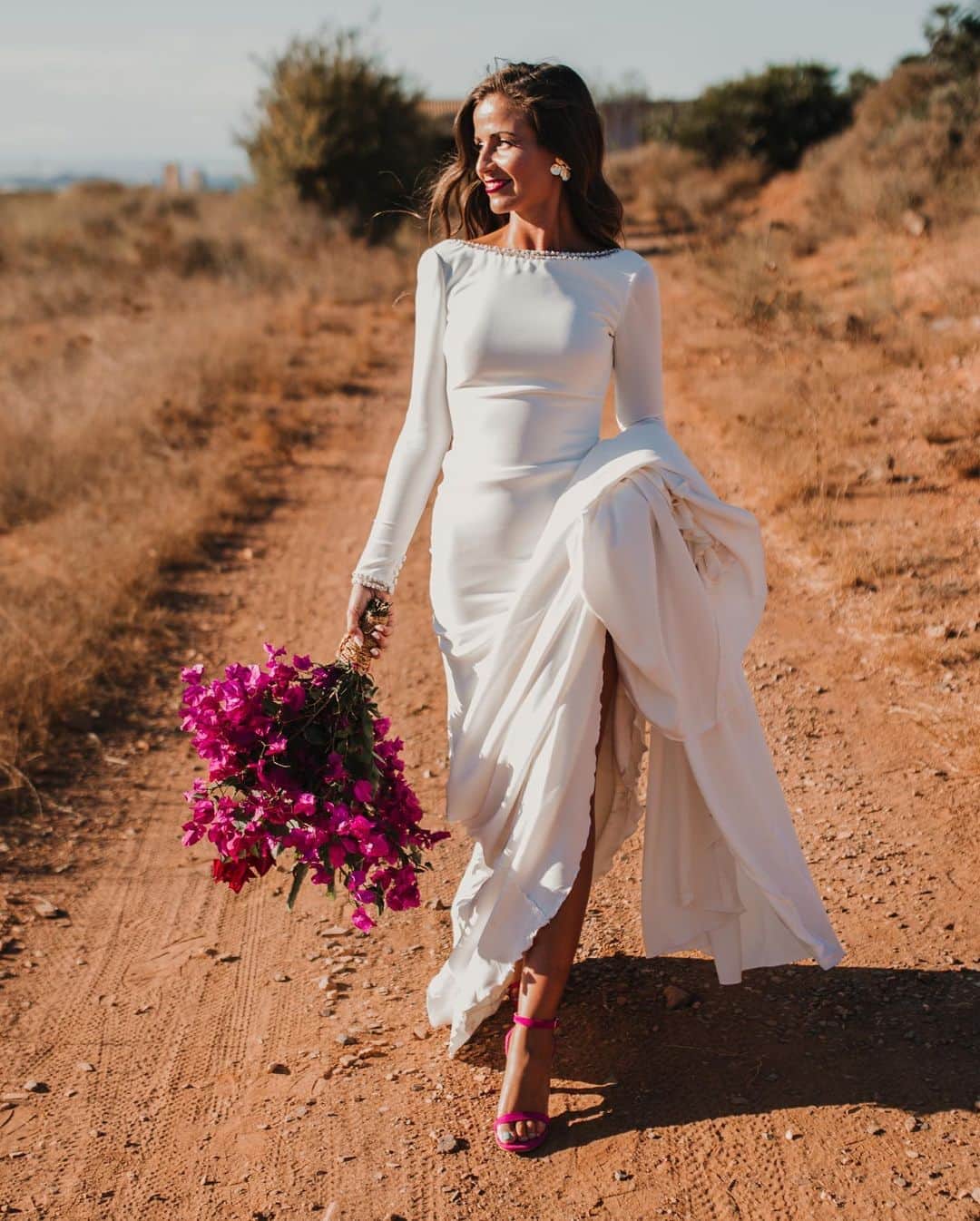 Pronoviasさんのインスタグラム写真 - (PronoviasInstagram)「Our #PronoviasBrides shine in a very special way. Dress: Drana✨ Bride: @amegcereza  Photography: @enfok2fotografia Make up: @lateliermayka」9月16日 23時45分 - pronovias