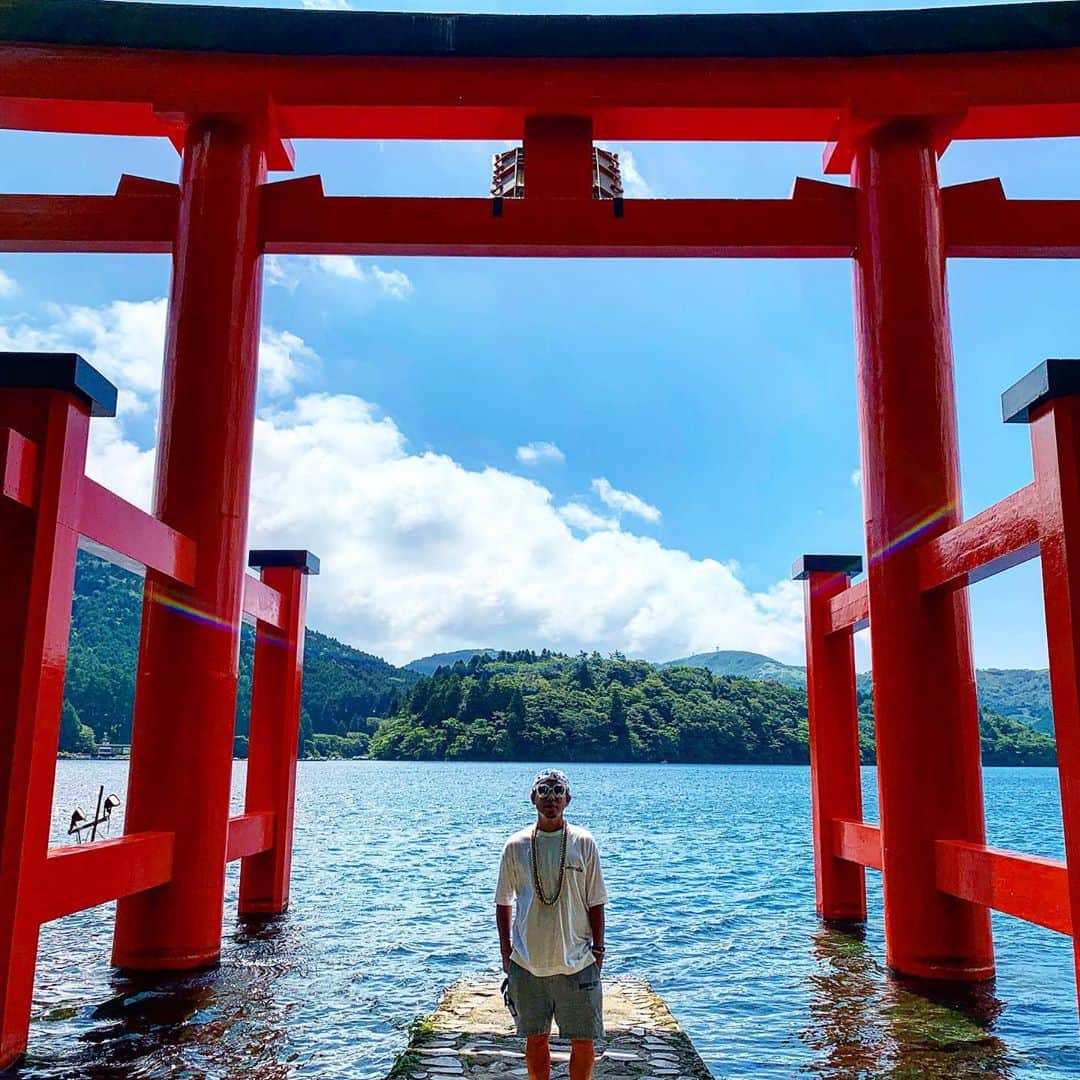 あっくんのインスタグラム：「すごいなー。 大きいなー。 かっこいーなー。 いつかはここでカップル写真を撮りたいと思います。  #hakoneshrine #箱根神社 #芦ノ湖 #平和の鳥居」