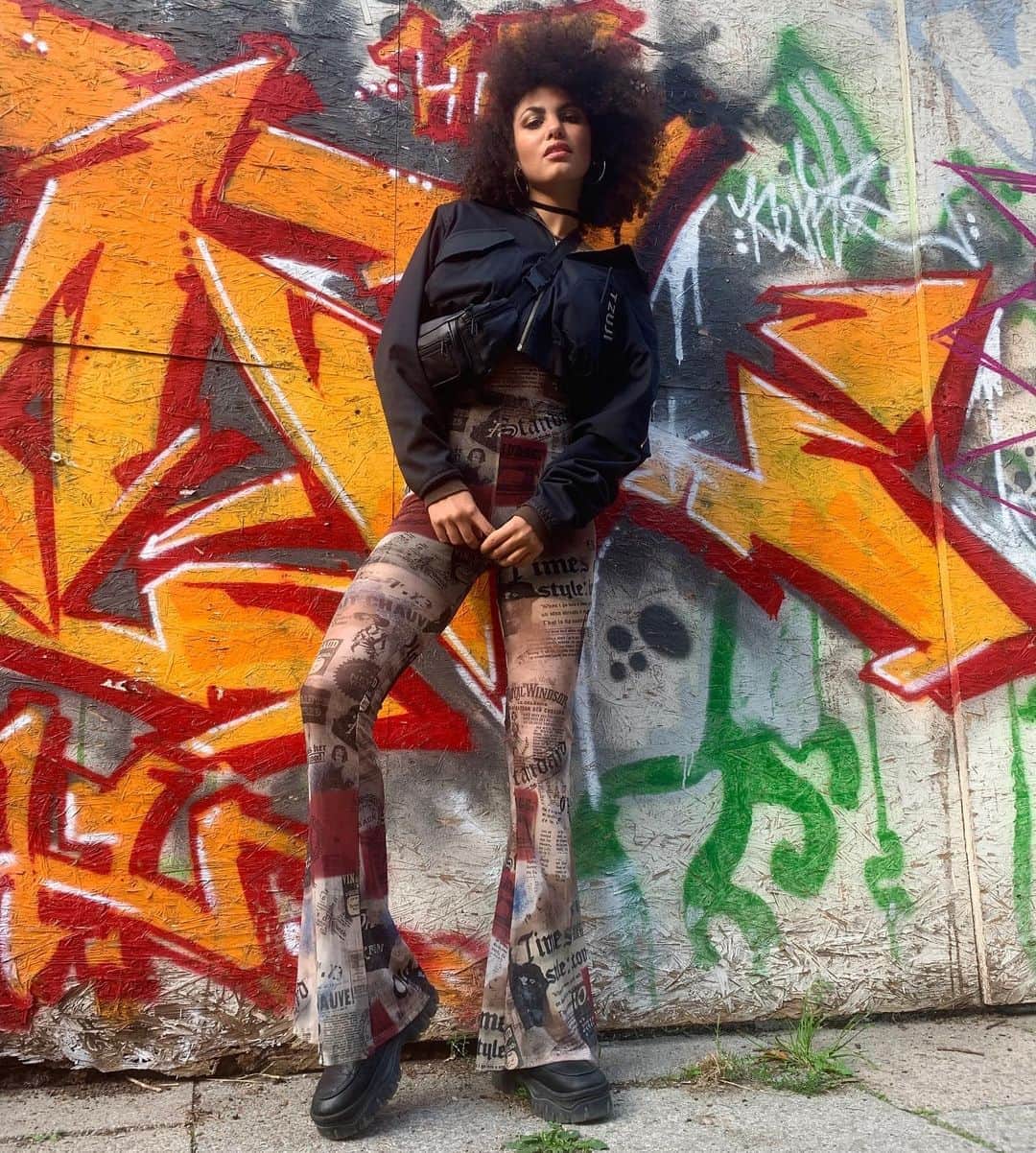 Julianna Townsendさんのインスタグラム写真 - (Julianna TownsendInstagram)「⚡️⚡️⚡️ #graffiti#styling#music」9月16日 23時57分 - julianna