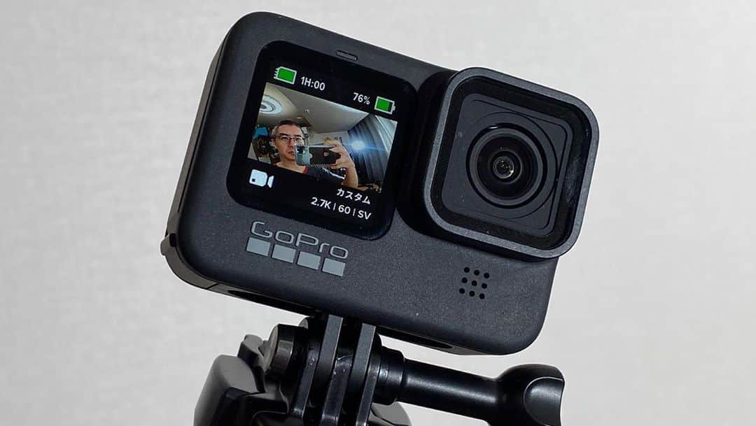 瀬戸弘司さんのインスタグラム写真 - (瀬戸弘司Instagram)「GoPro HERO9 Black 発表！ 先行で使わせていただいておりました！  特徴はなんといっても「フロントディスプレイ」です！  前面と背面、両方のディスプレイが同時に表示されるので自撮りする人にはたまらないカメラとなっております。  Vlog仕様のGoProがついに誕生したわけです。時代にもフィットしているのでこりゃあ売れるんじゃないかなあ？  YouTube動画レビューもありますのでぜひ見てみてくださいね！  #gopro #goprohero9」9月17日 0時08分 - eguri89