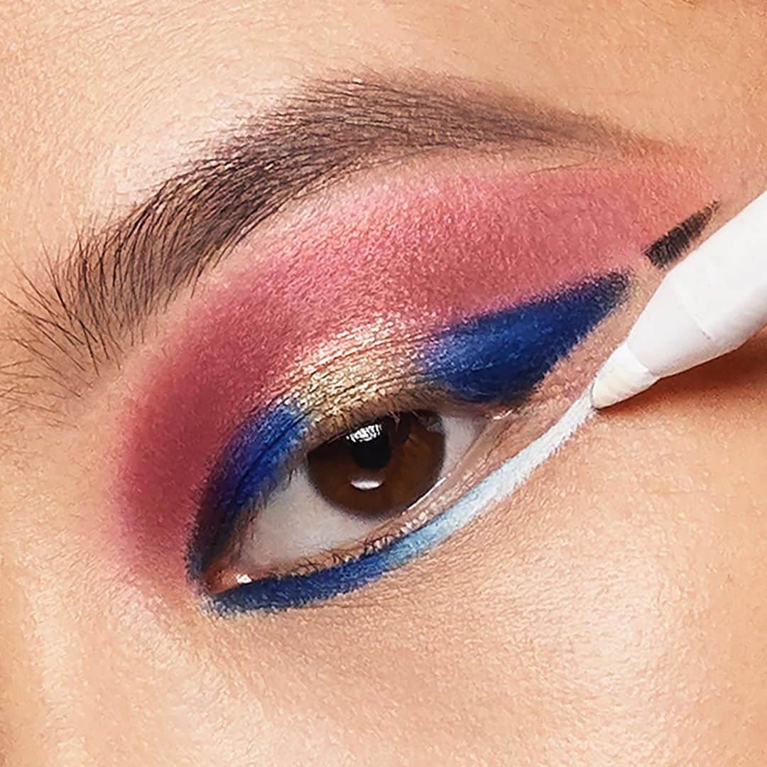 Maybelline New Yorkさんのインスタグラム写真 - (Maybelline New YorkInstagram)「Go OFF!👏 This modern fashion-inspired look was created but the fabulous @erinparsonsmakeup & @yulingwu with our gel tattoo liner in ‘polished white’ and  #colorstrike eyeshadow pens in shades ‘ace’, ‘tempt’, & ‘flash’. Drop a ❤️ below if you love this colorful eye!」9月17日 0時08分 - maybelline