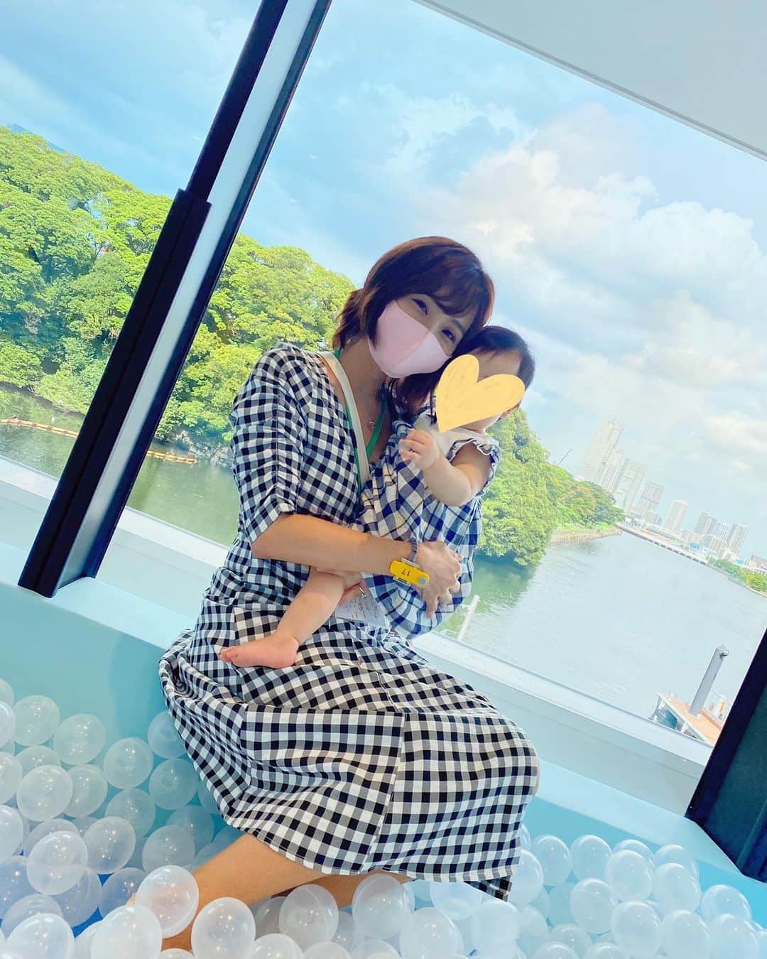 のインスタグラム：「. まおちゃん(@tokinomao )が 撮ってくれた写真🤱❤️ 素敵に撮ってくれて嬉しい🥰🙏✨ . 娘と一緒に初めて すべり台も滑りました❣️💨 . 娘は動画を見るとニコニコしてて 楽しそうだったけど、結構坂が急で 私の方が怖かったです😂🙌笑 . ジェットコースターとか 絶叫系は大好きなんですが、 娘と初めて一緒に滑るから 落とさないようにしなきゃとか もしかしたら考えていたからかな🤔💦？？ . こちらの遊び場は、 60分と90分のコースがあって 私たちは90分のコースを選んで １時間あっという間に遊んだ後は、 隣に併設されてるカフェで 子供はワンドリンク付きだったので 休憩しました🥤🌟 . すんごい汗だくになっちゃって👀💦 こんなに体力がいるとは。。 ビックリでした😂笑 . #culaful #キュラフル #アトレ竹芝 #子連れランチ #東京子連れスポット #生後11ヶ月 #キッズパーク #ボールプール #ボールプールデビュー #令和元年ベビー #女の子ママ #浜松町 #子連れ遊び場#instagood #babygirl #love #happy #smile #baby #enjoy #lunch #japan #tokyo #japanese #japanesegirl #me #followme #加藤雅美」