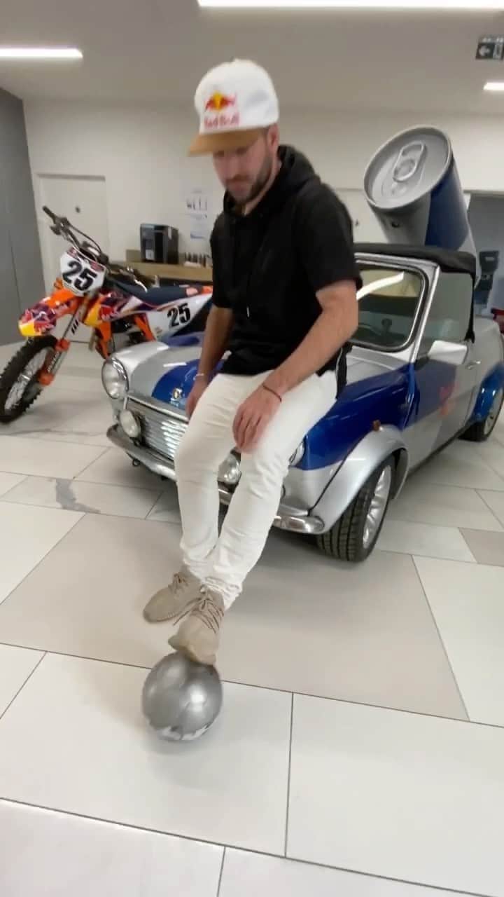 ショーン・ガルニエのインスタグラム：「Always nice to pass by the office @redbullfrance 🔴🔵   Are you more 🏍 or 🏎? 🧐 #redbull #urbanball #seangarnier #skills #akka #streetfootball #freestyle」
