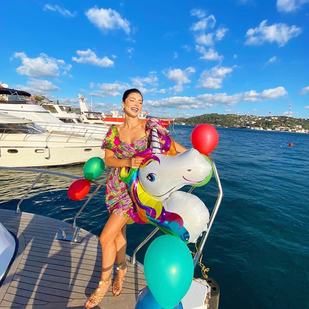 Merve Boluğurのインスタグラム：「Birthday woman⭐️ @davetcokelbisemyok hayallerimdeki kıyafetle buluşturdular.. @meliisasensoy büyülü makyajım💥 @baltik.tur sonsuz teşekkürler」