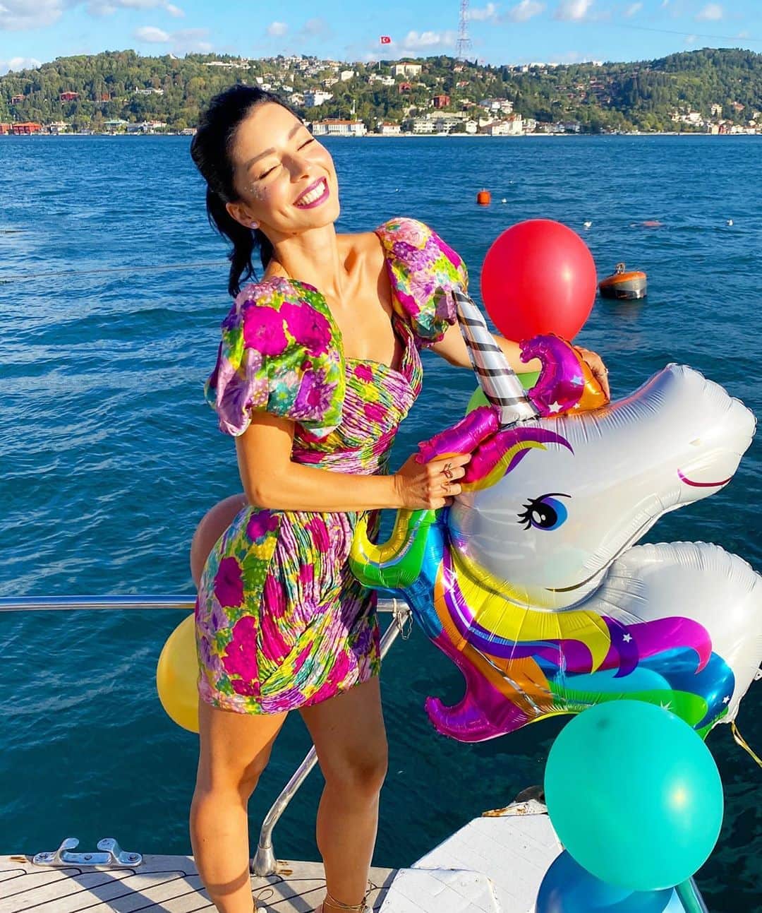 Merve Boluğurのインスタグラム：「💕🍓💕💕💕💕💕🍓🍓🍓🍓💕🍓🍓🎂🍭」