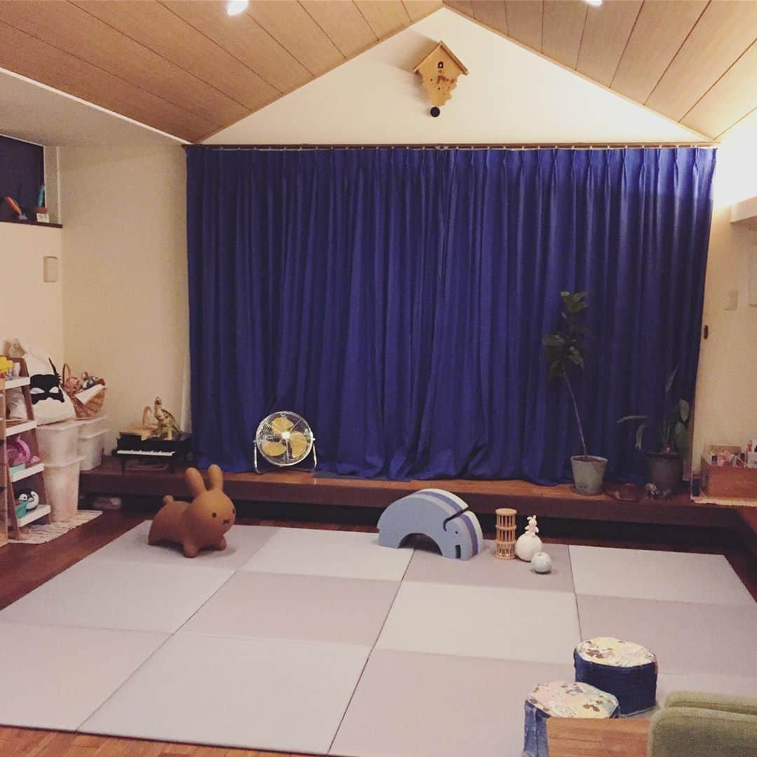 西方凌さんのインスタグラム写真 - (西方凌Instagram)「* リビングを模様替え。 絨毯を置き畳にチェンジ。 * 家では素足派の私には 足触りも気持ちが良く、 子供たちが転がるにも とても良い感じです🤙 * * * #migusa #禅 #置き畳セキスイ美草」9月17日 0時16分 - nishikataryo