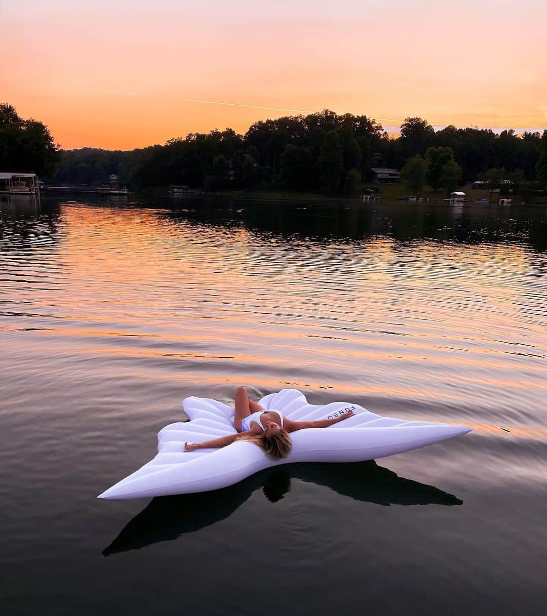 サシャ・カリスのインスタグラム：「Since I couldn’t be in the Bahamas this summer, one of my favorite spots was floating on the lake in North Carolina 🌄😍❤️」