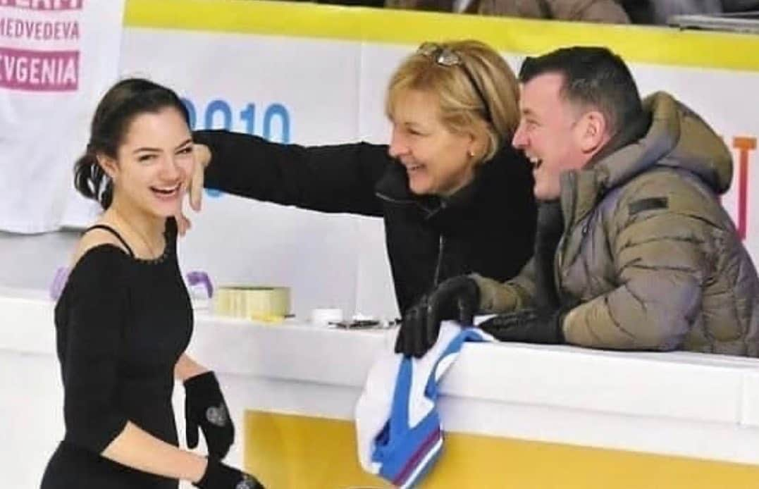 エフゲニア・メドベージェワさんのインスタグラム写真 - (エフゲニア・メドベージェワInstagram)「My fav pic of us☀️ . @brianorser  @tracywilsonk  . P.S. I said everything I wanted to say to you personally. Thank you❤️」9月17日 0時10分 - jmedvedevaj