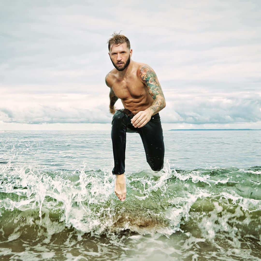 トラビス・ウォールのインスタグラム：「Emerging from the rough waters of 32, ready for another orbit around the sun.  This is 33 📸 @curtisbrownphotography #birthdayboy #photooftheday #traviswall #curtisbrownphotography」