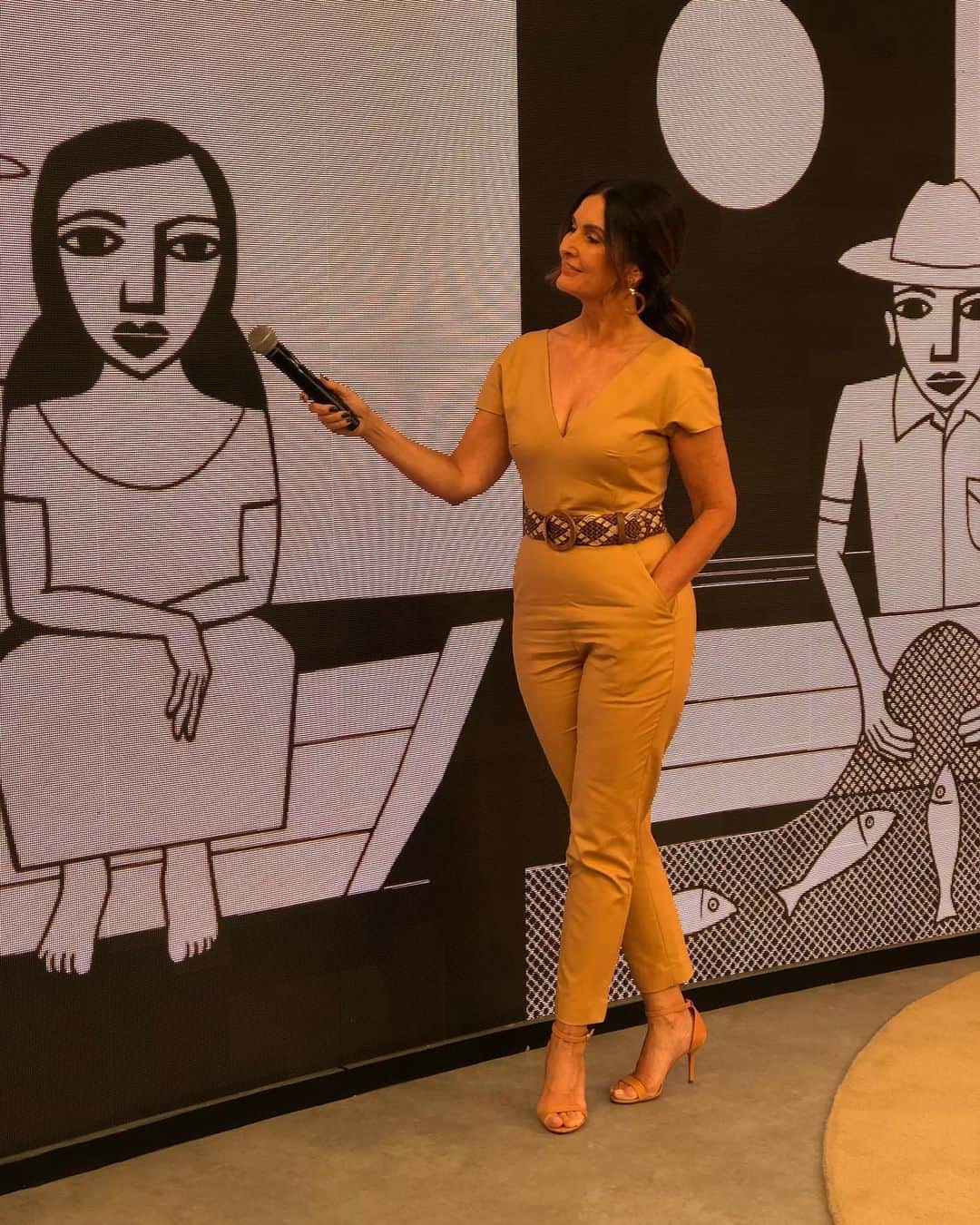 ファチマ・ベルナルデスのインスタグラム：「O que será que ela teria pra me contar? Adoro ouvir histórias! Uma das atividades mais gostosas do meu trabalho. Todos os dias  converso e entrevisto pessoas interessantes, diferentes e que me ensinam muito. #encontrocomfatima」
